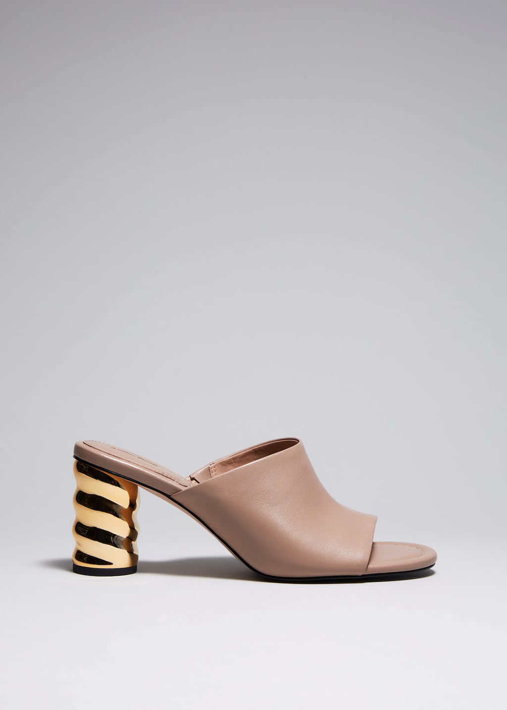 Mules de piel con tacón escultural