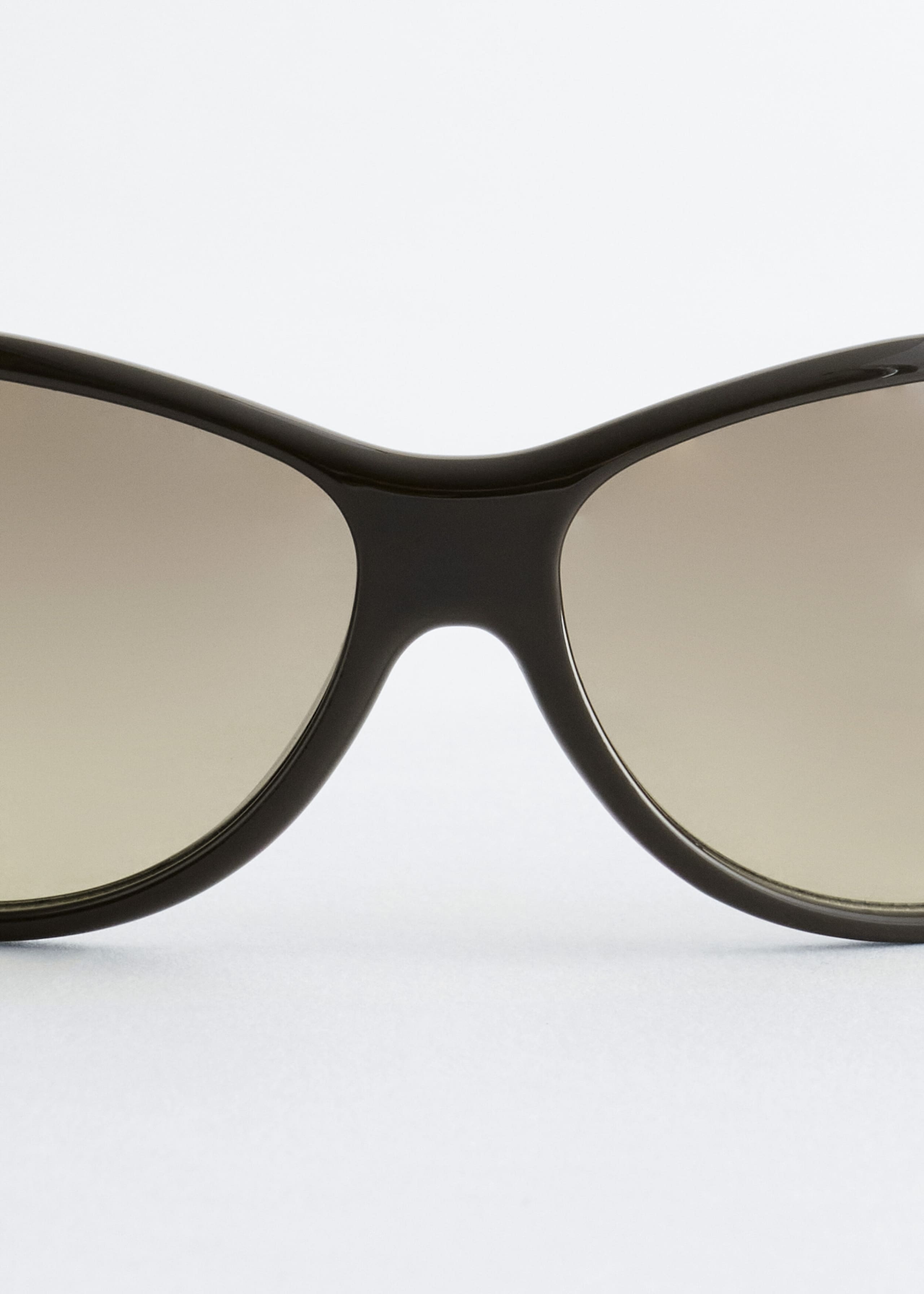 Oversized Curved Sunglasses - {{variantName}} - Descriptive Detail