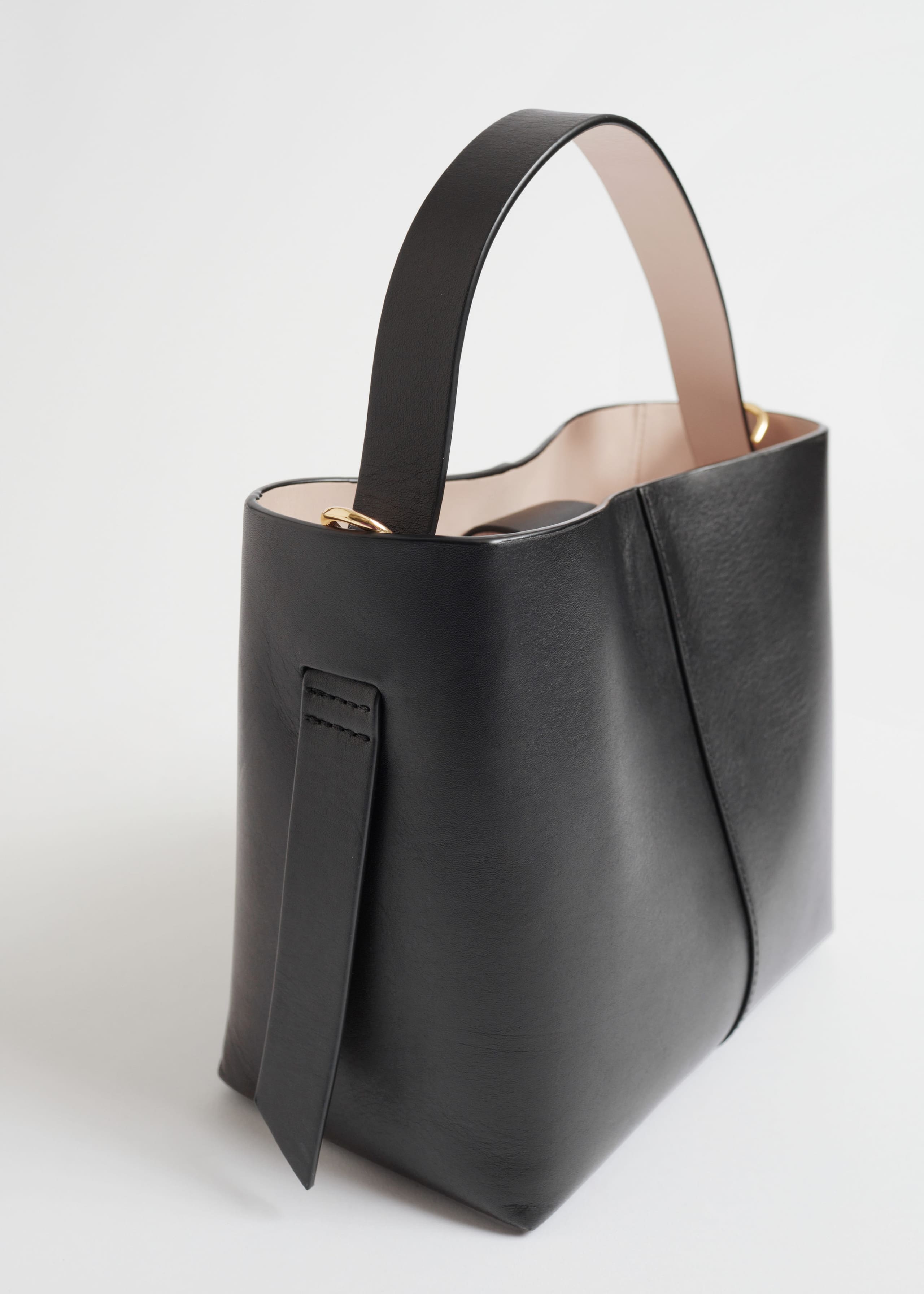 DoubleStrapLeatherBucketBag - {{variantName}} - Descrizione dettagliata