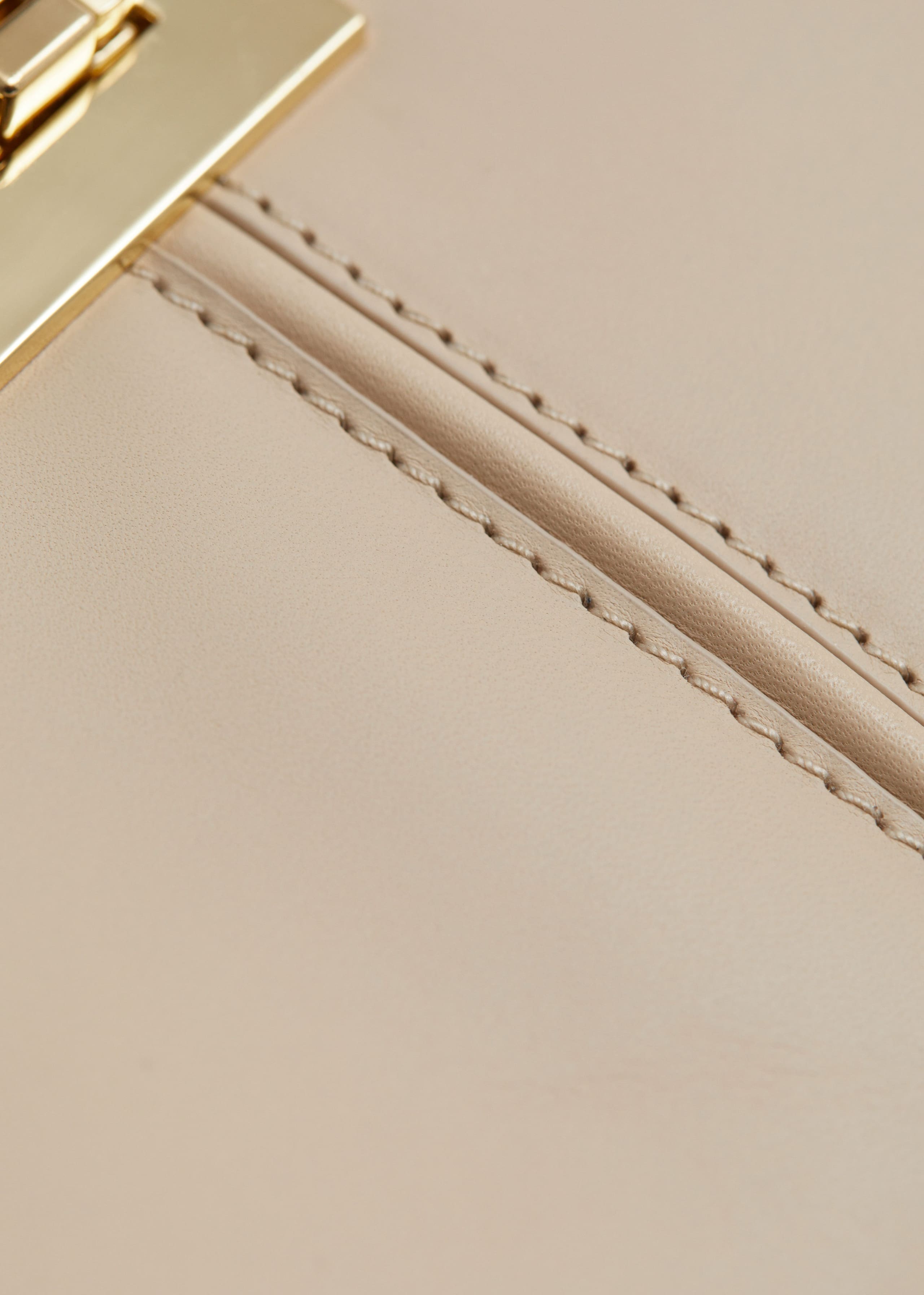 Klassische Schultertasche aus Leder - {{variantName}} - Beschreibendes Detail