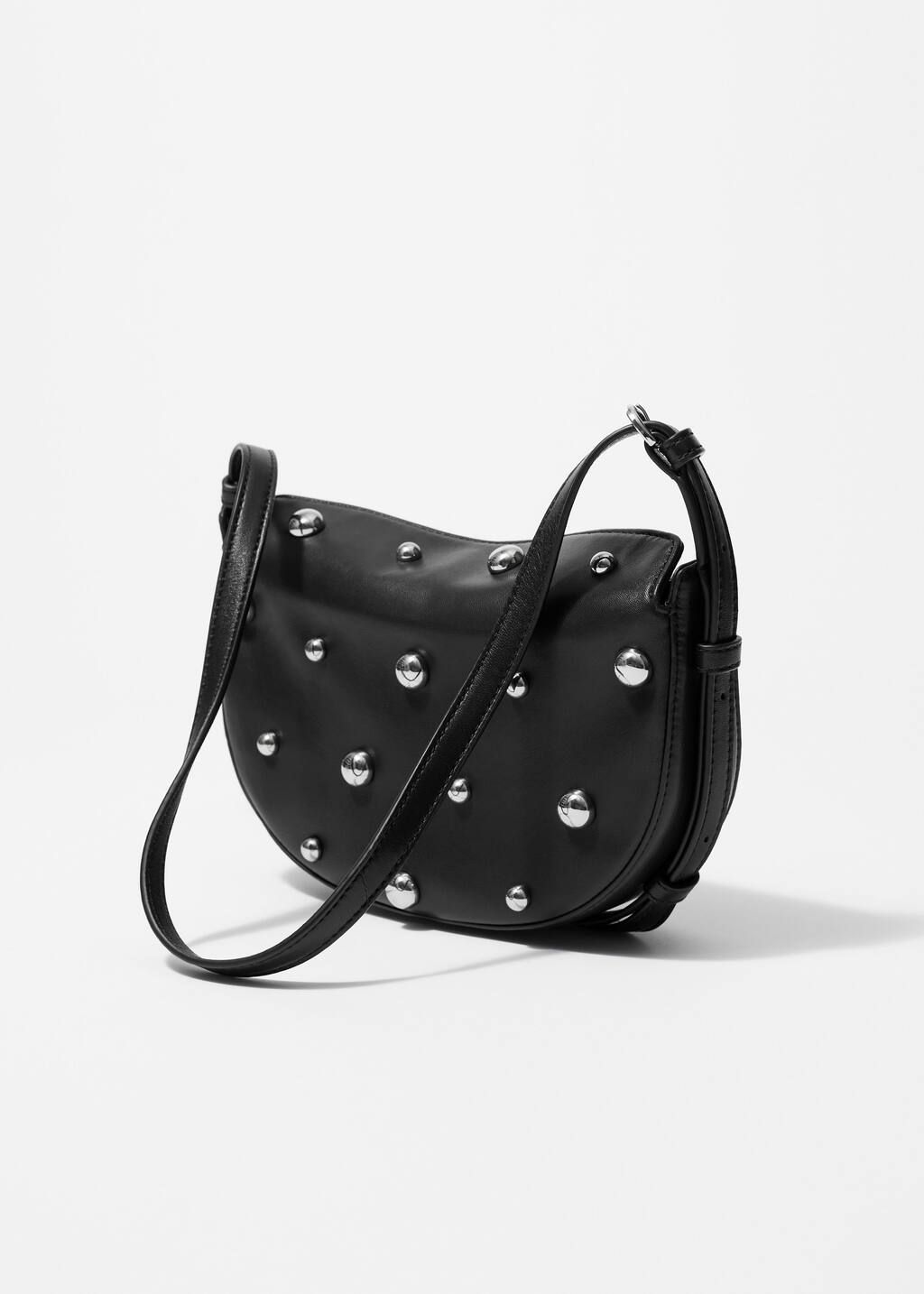 Schultertasche aus Leder mit Nieten - Schwarz - Stillleben