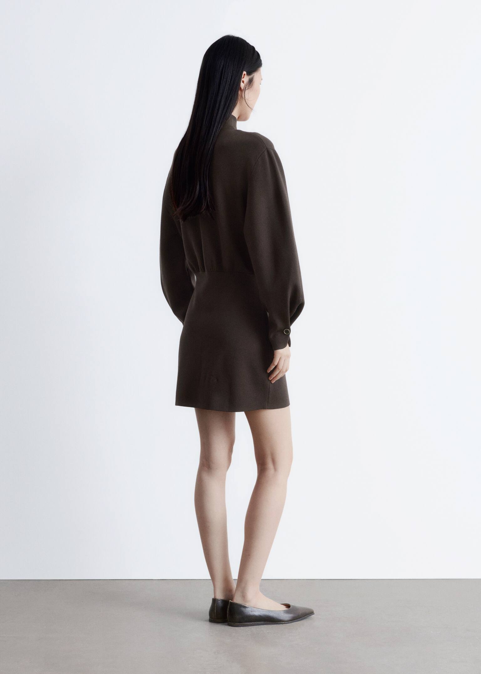 Knitted Mock-Neck Mini Dress - חום כהה - 6
