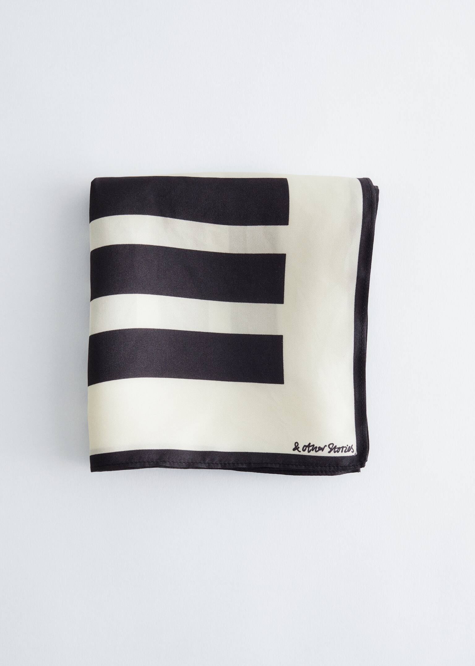 Kwadratowa jedwabna apaszka z graficznym nadrukiem - Czarny/kremowy - 3