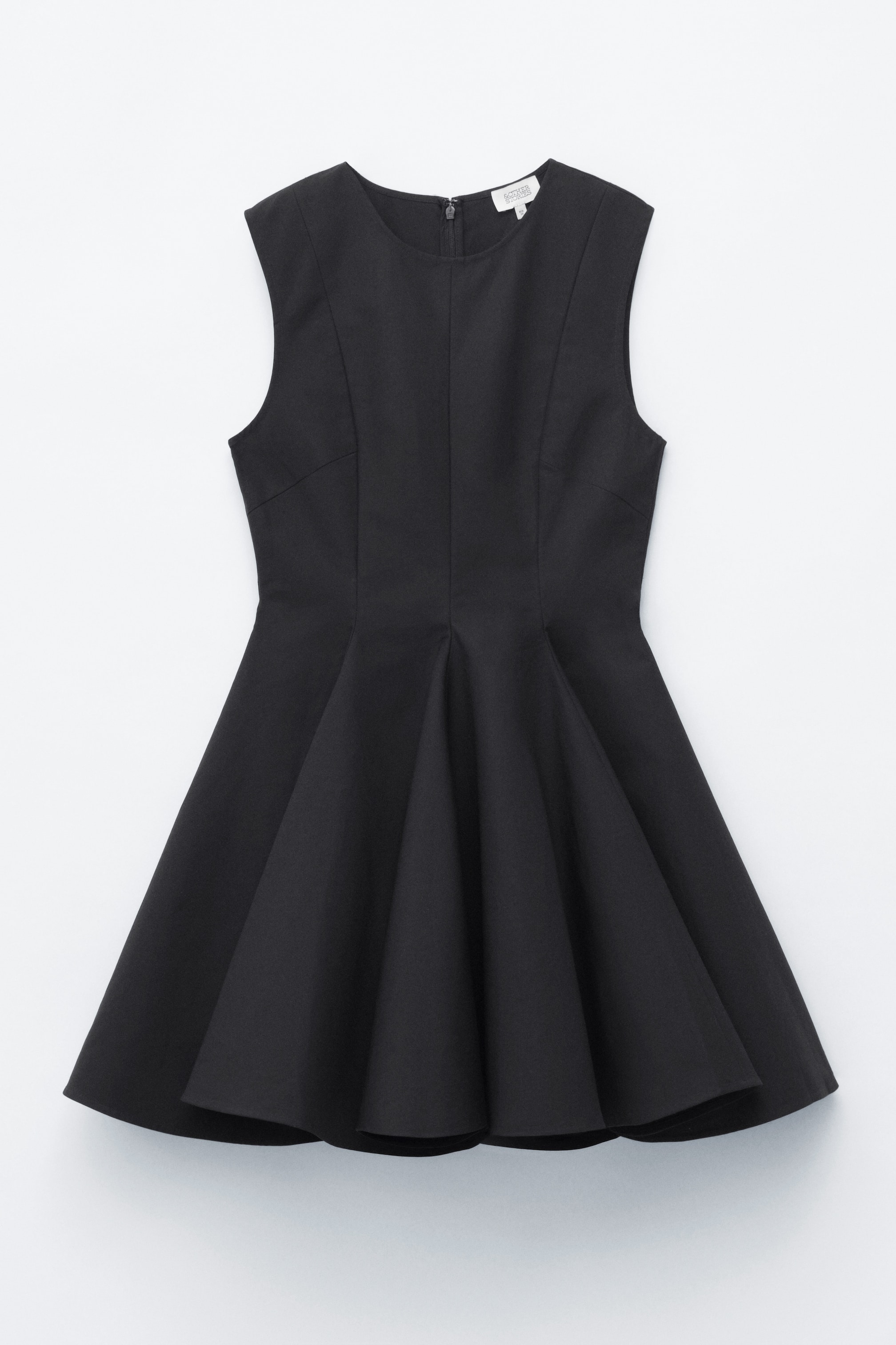 Zobrazit větší obrázek: Černé mini šaty bez rukávů leží naplocho, ukazují svůj přední pohled. Vyznačují se strukturovaným přiléhavým živůtkem s vertikálními švy, kulatým výstřihem a dramaticky rozšířenou, plisovanou sukní.