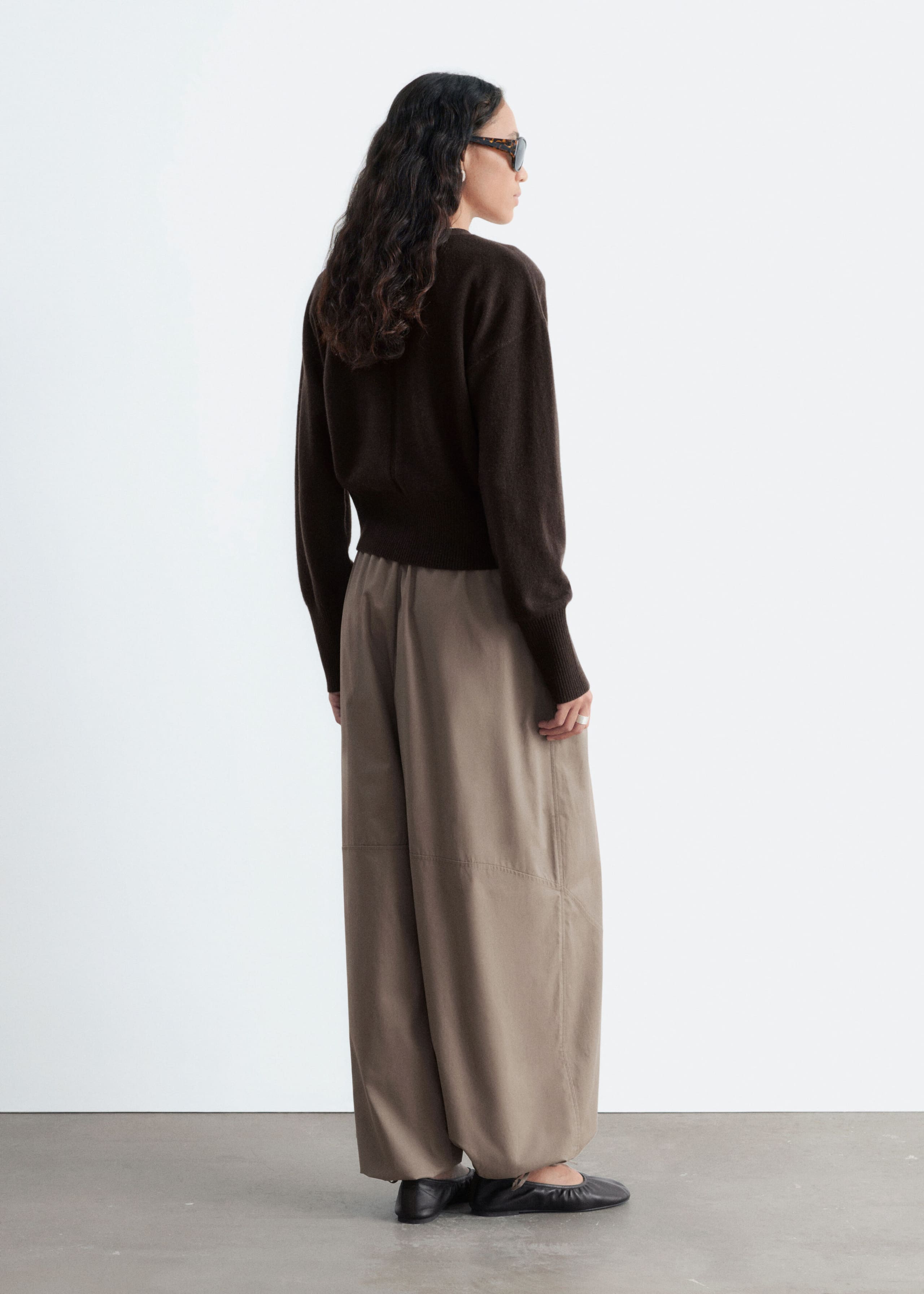 Pantalon boule en coton - Taupe - Lookbook