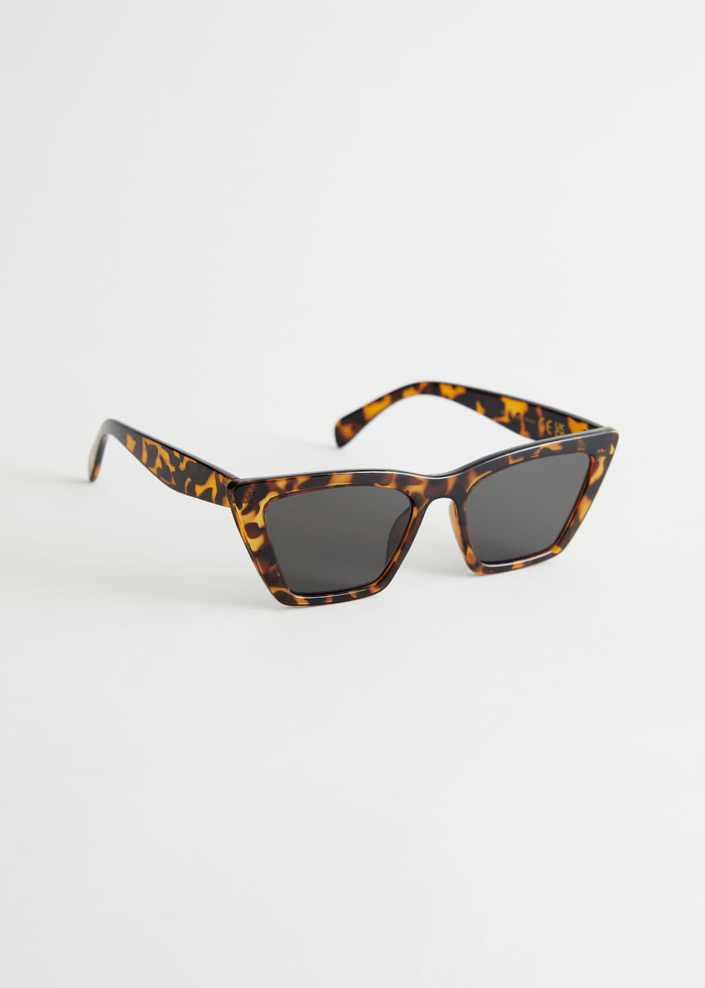 AngularCatEyeSunglasses – Brązowy – Martwa natura