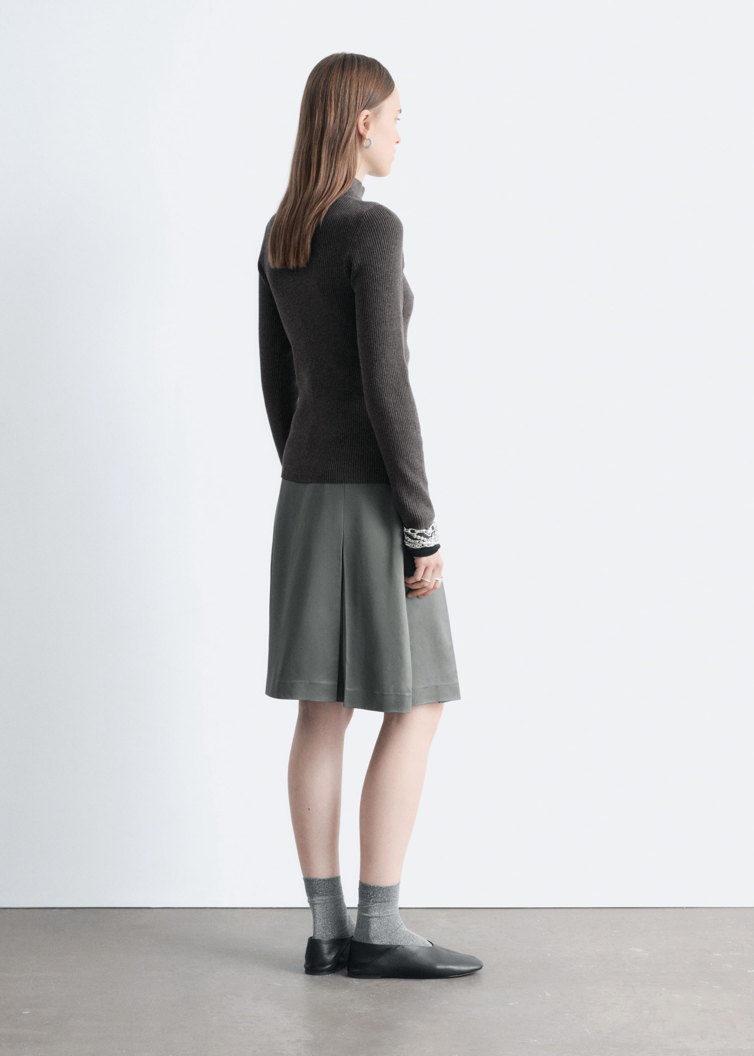 Falda plisada de satén hasta la rodilla - Gris - Lookbook