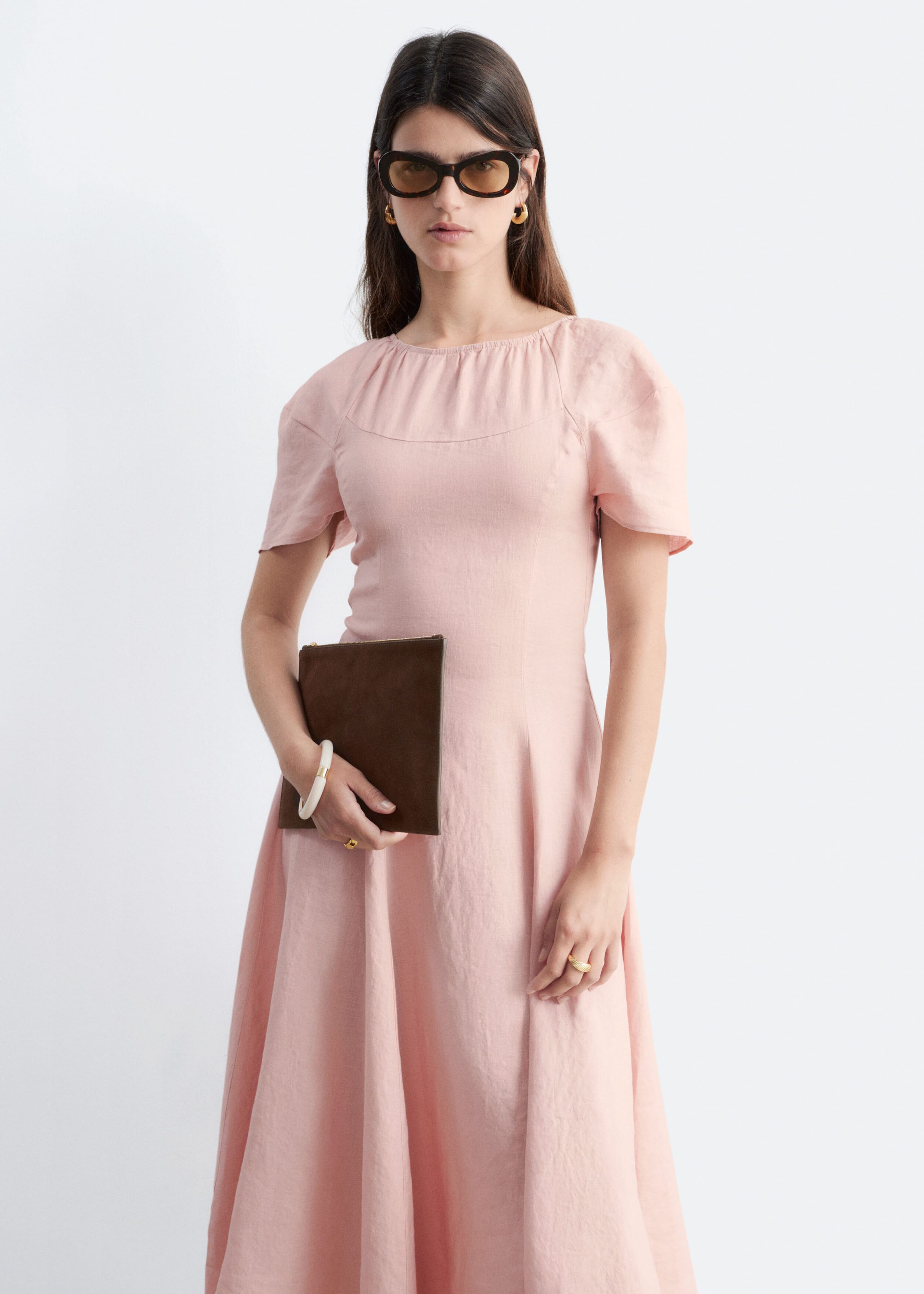 Utsvängd midiklänning i linne – Ljusrosa – lookbook