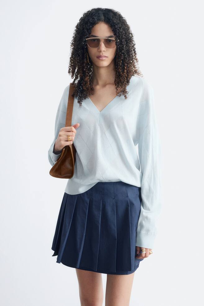 Wollpullover mit tiefem V-Ausschnitt - Hellblau - 1