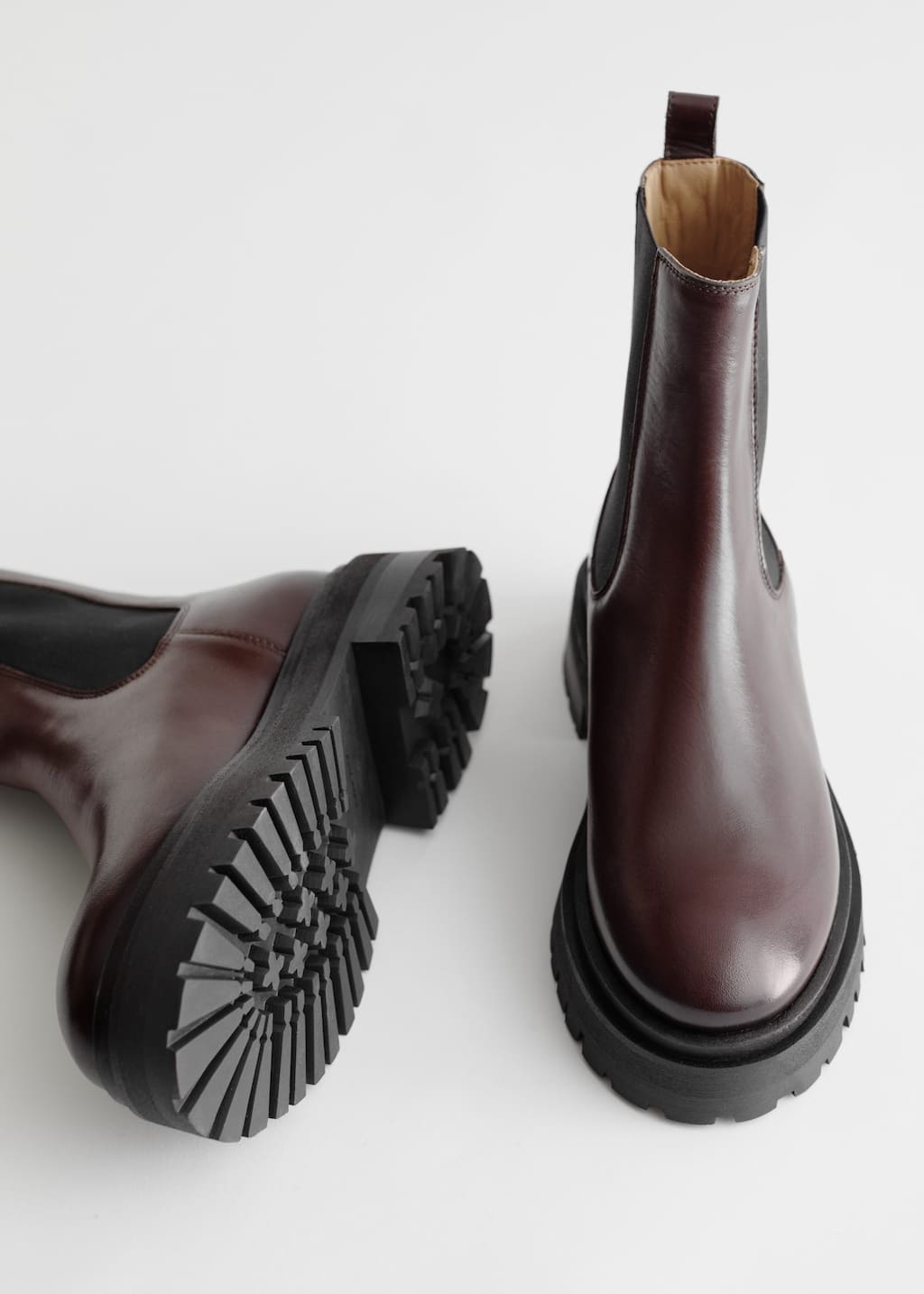 Chunky Leather Chelsea Boots - {{variantName}} - Detalle descriptivo