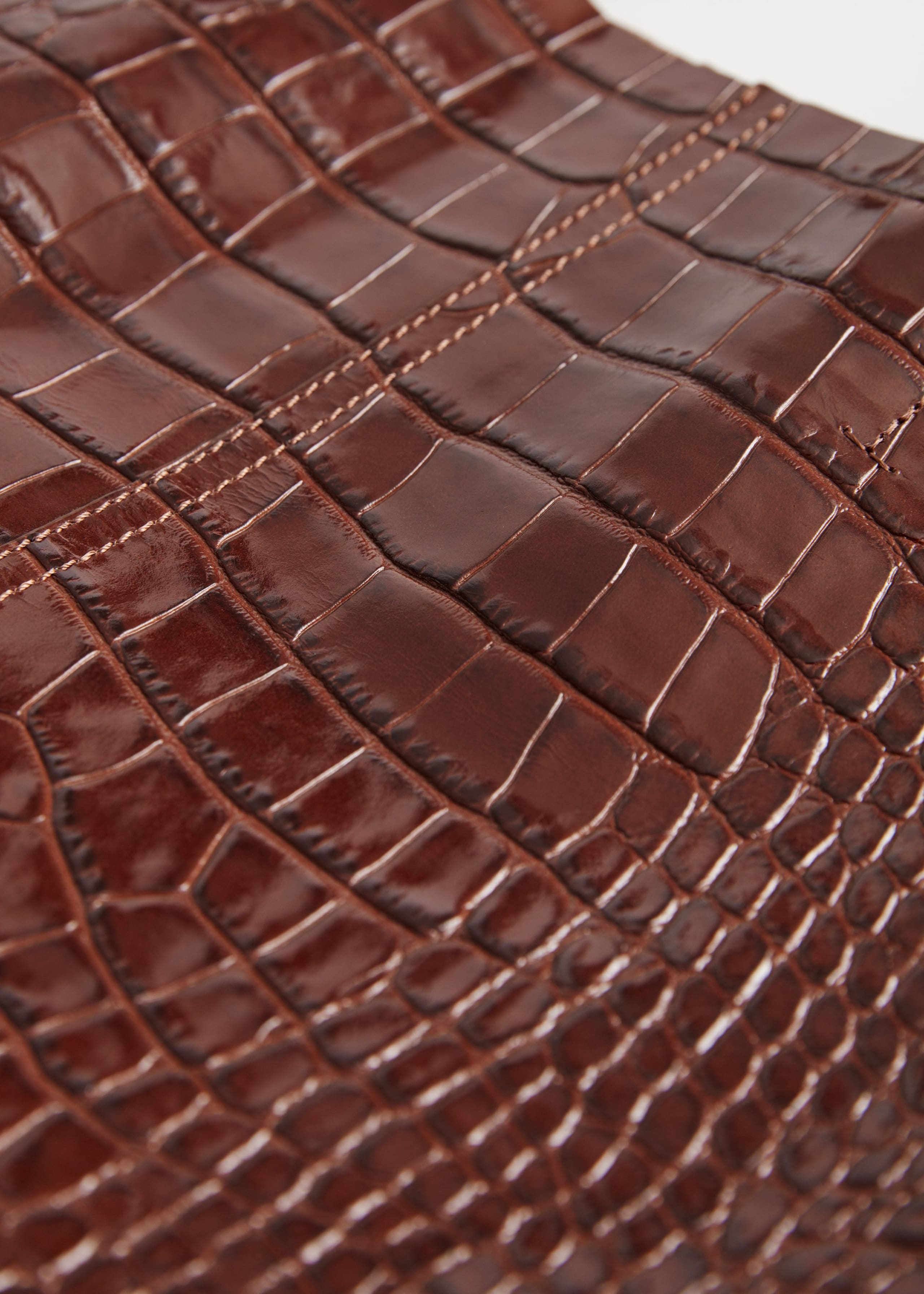 Leder-Tragetasche mit Krokoprägung - {{variantName}} - Beschreibendes Detail