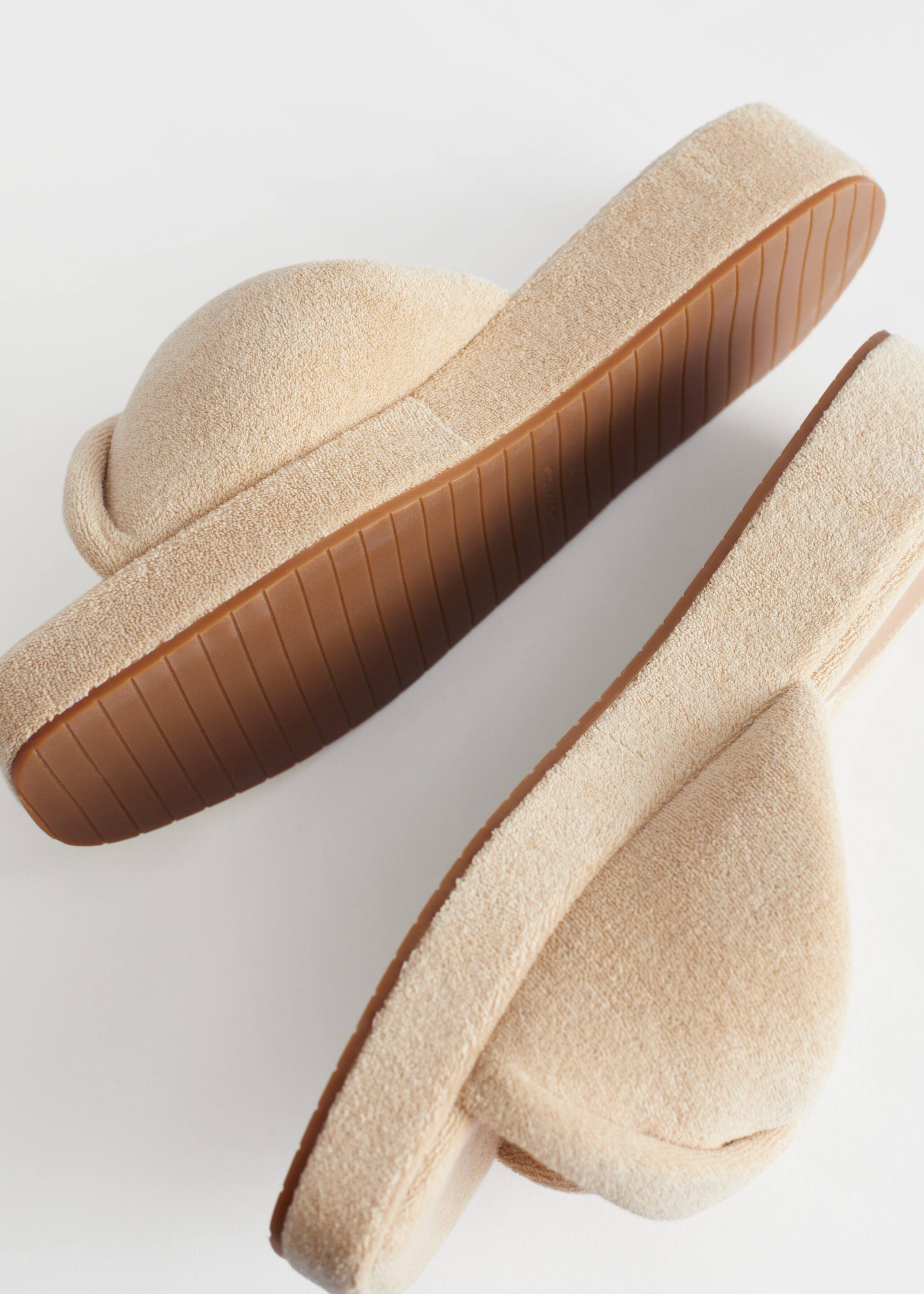 Platform Terry Sandals - {{variantName}} - Detalle descriptivo
