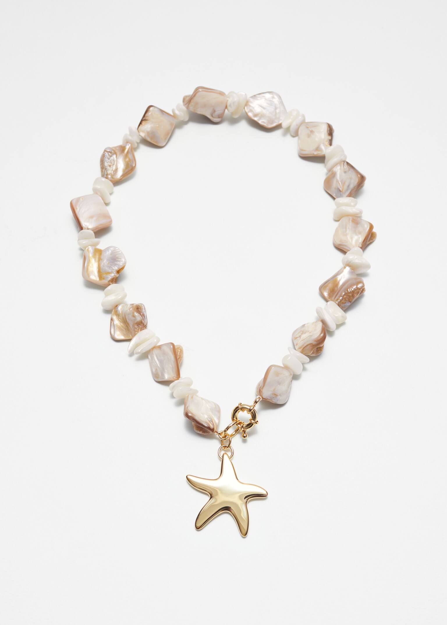 Collar con conchas marinas y colgante - Crema/Oro