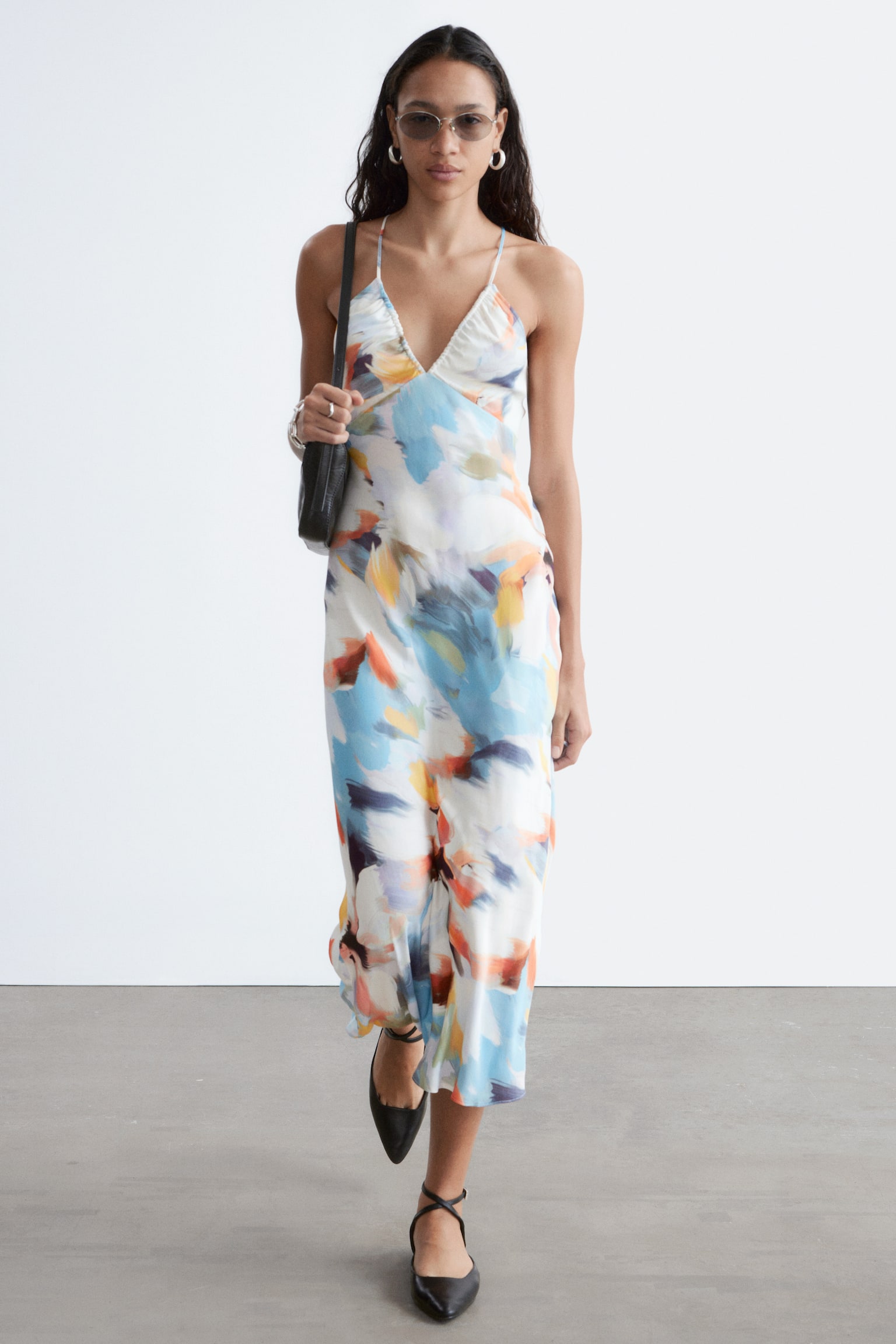 Midilång slipklänning i satin - Blå/mönstrad/Rosablommig - 6