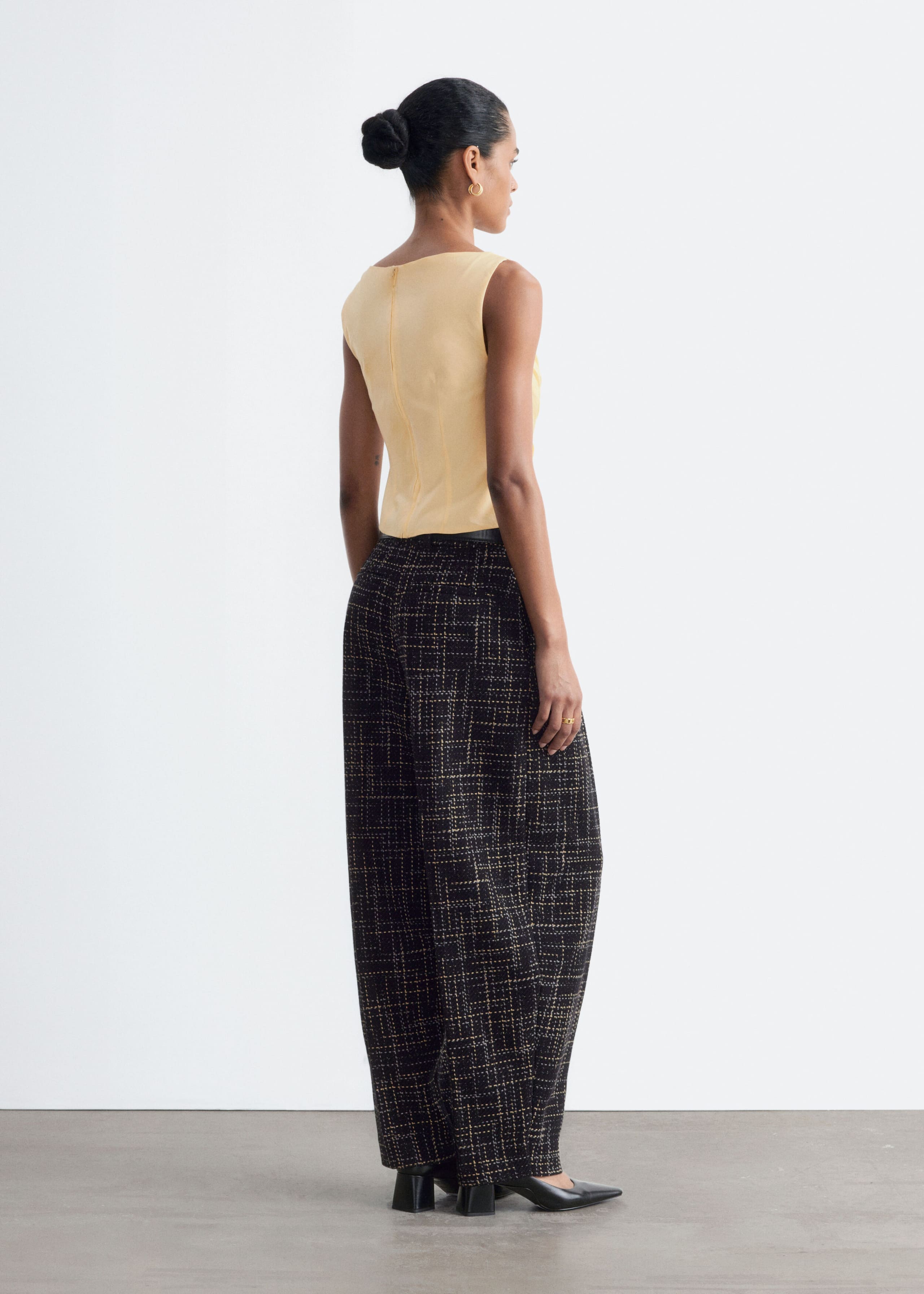Strukturiertes Oberteil mit U-Boot-Ausschnitt - Gelb - Lookbook