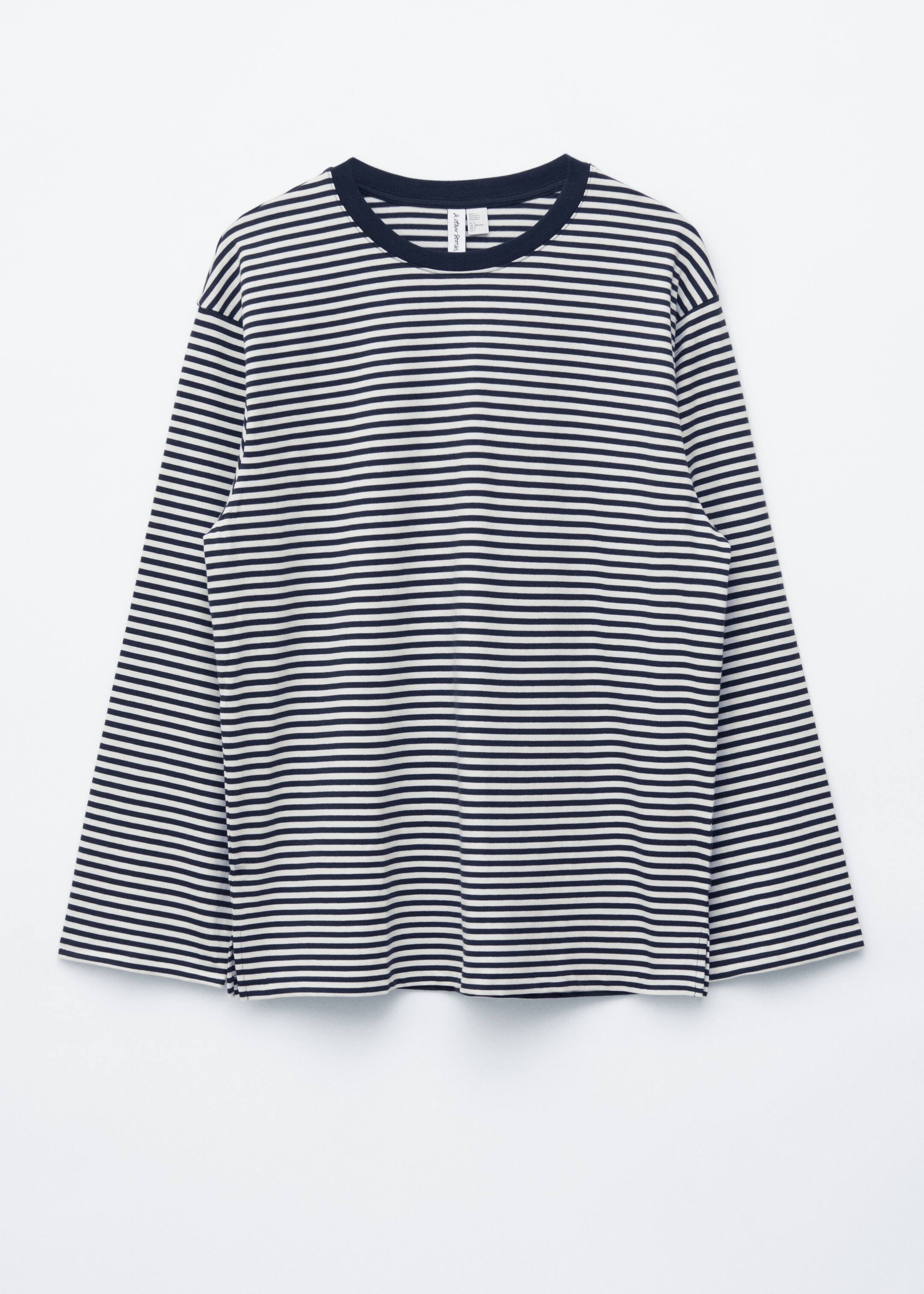 Преглед на по-голямо изображение: Дългосръкавна блуза е представена отпред, с широка кройка и хоризонтални тъмносини и бели райета. Тя разполага с кръгло деколте с тъмносин кант, дълги ръкави и права долна част с малки странични цепки.