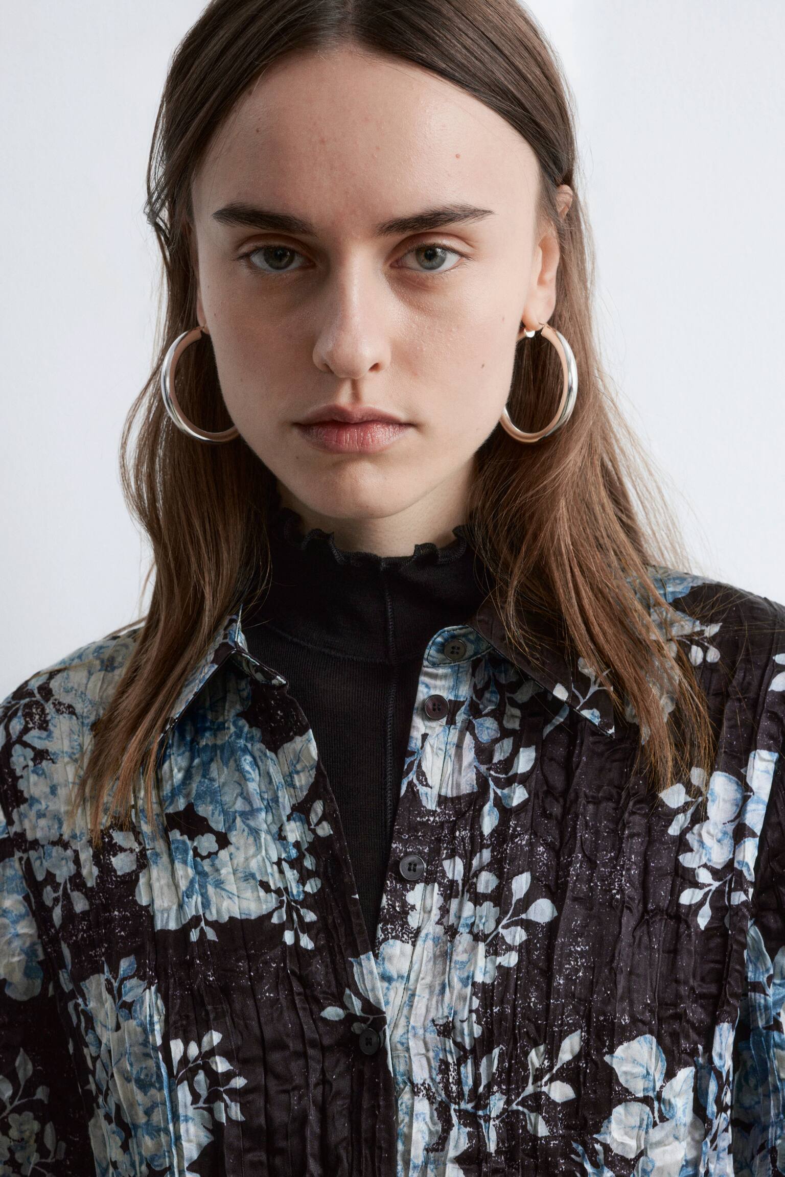 Midilang skjortekjole i crêpe-stof - Sort blomstret - 3