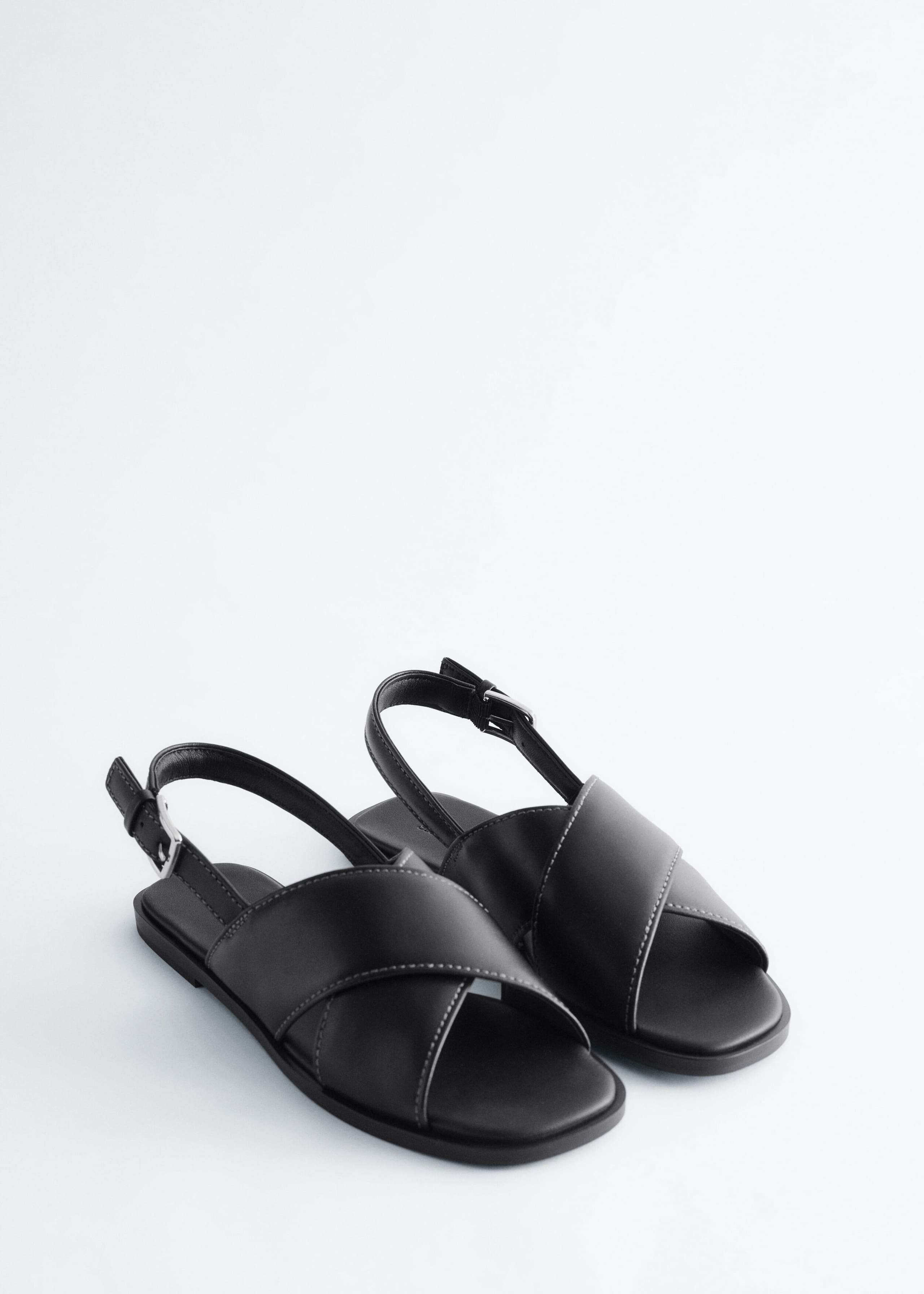 Image of Sandali in pelle con fasce incrociate