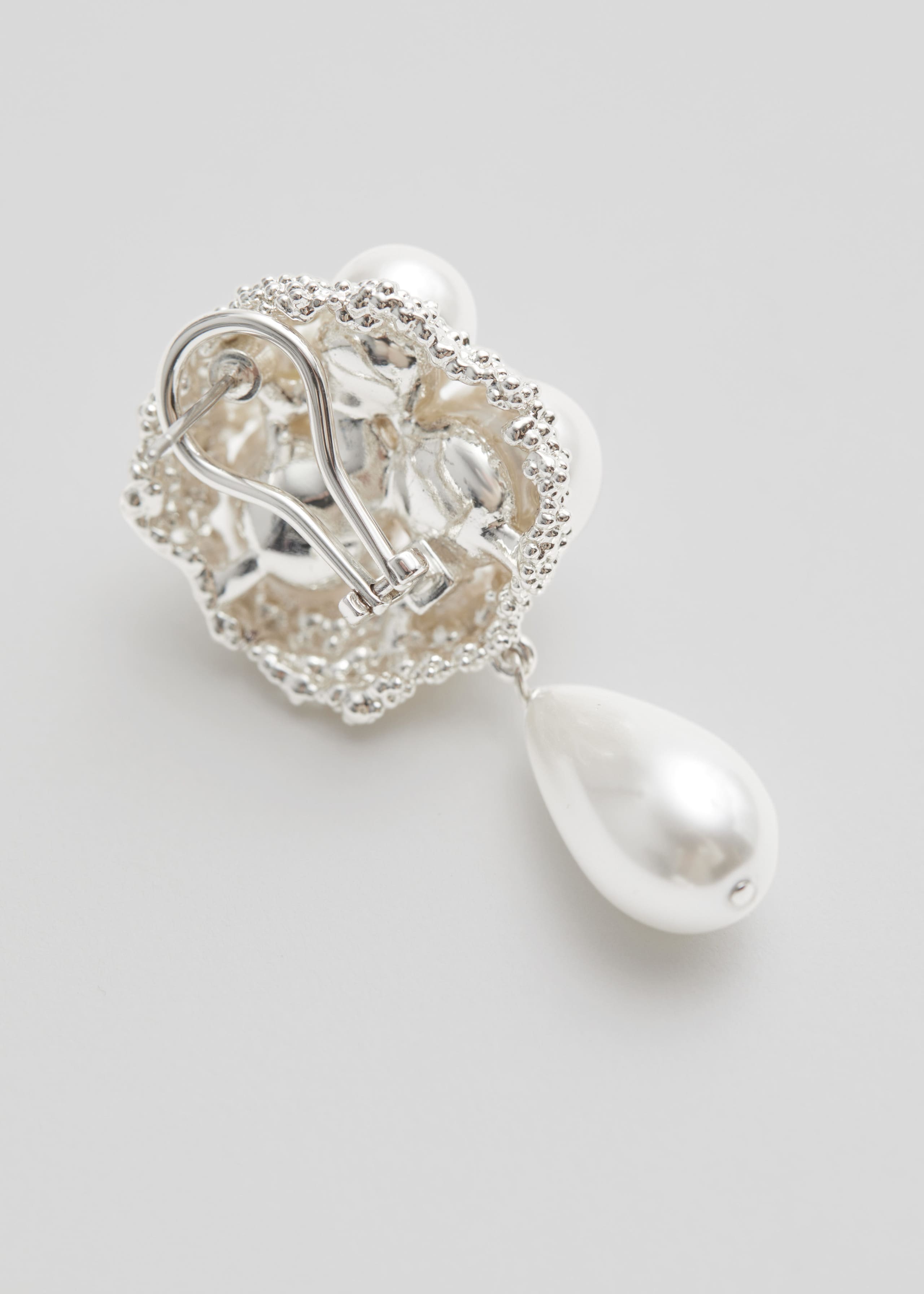 Barocke Perlenohrringe - {{variantName}} - Beschreibendes Detail