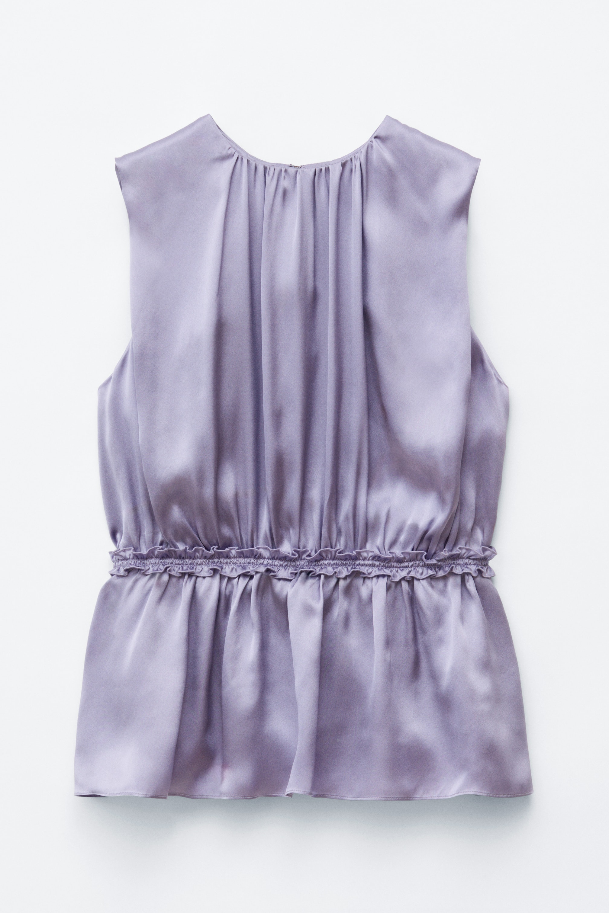 Grotere afbeelding bekijken: Een lavendelkleurige mouwloze top is van voren te zien, met plooien aan de ronde halslijn. Een gerimpeld, gegolfd detail accentueert de taille van de top.