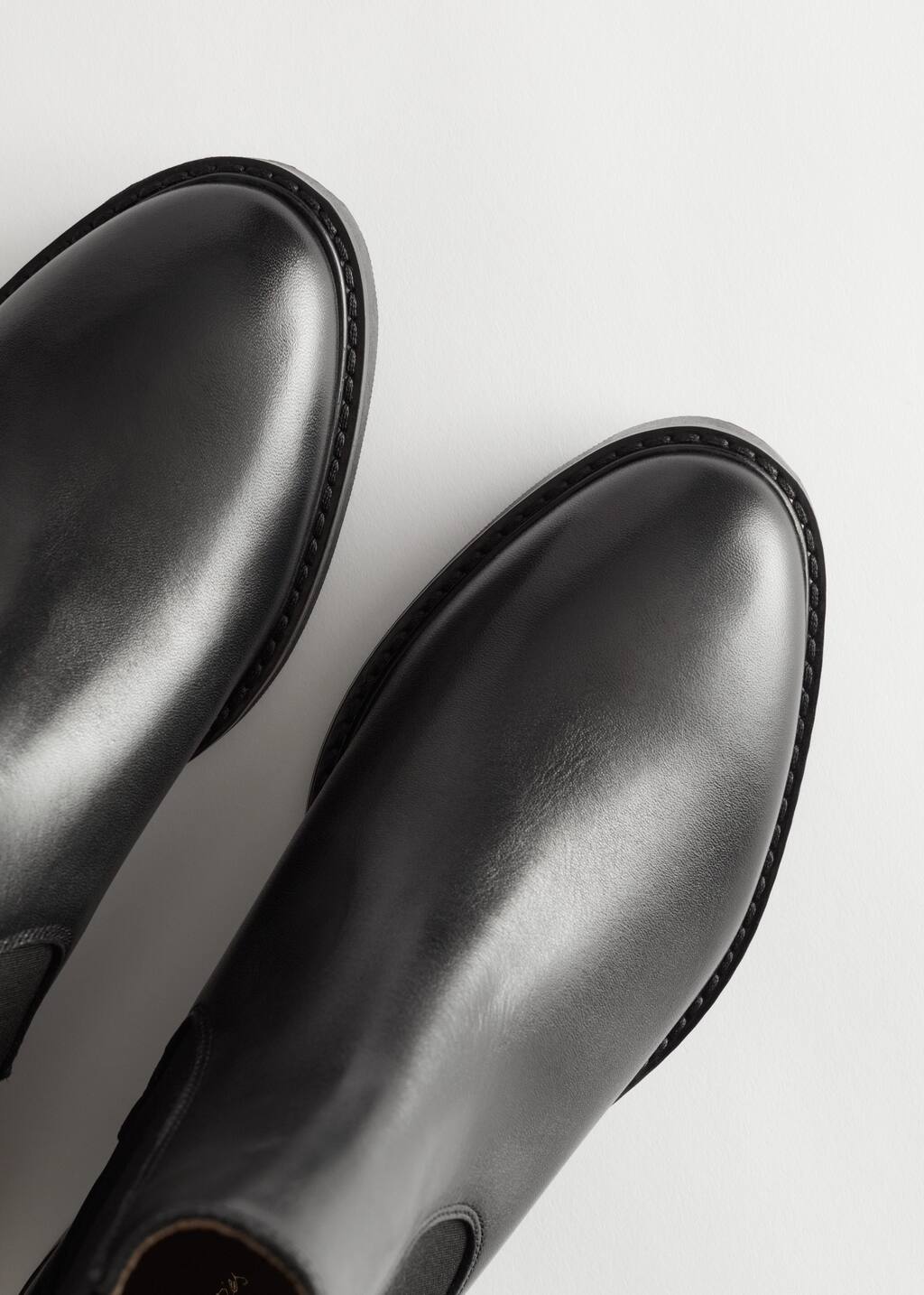 Leather Chelsea Boots - {{variantName}} - Detalle descriptivo