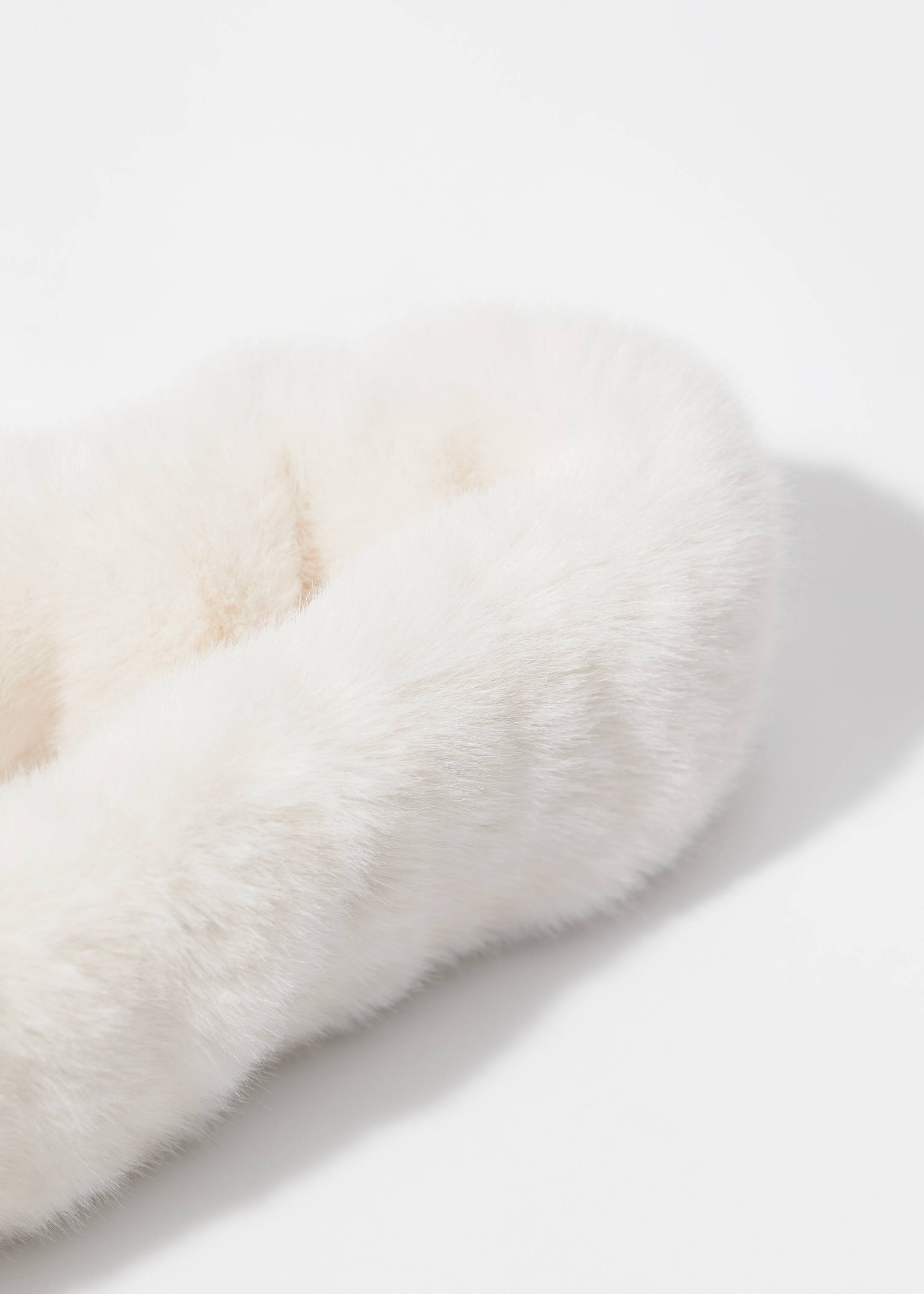 Visa större bild: Pannband i fuskpäls - Crèmevit - DAM | H&M SE 2