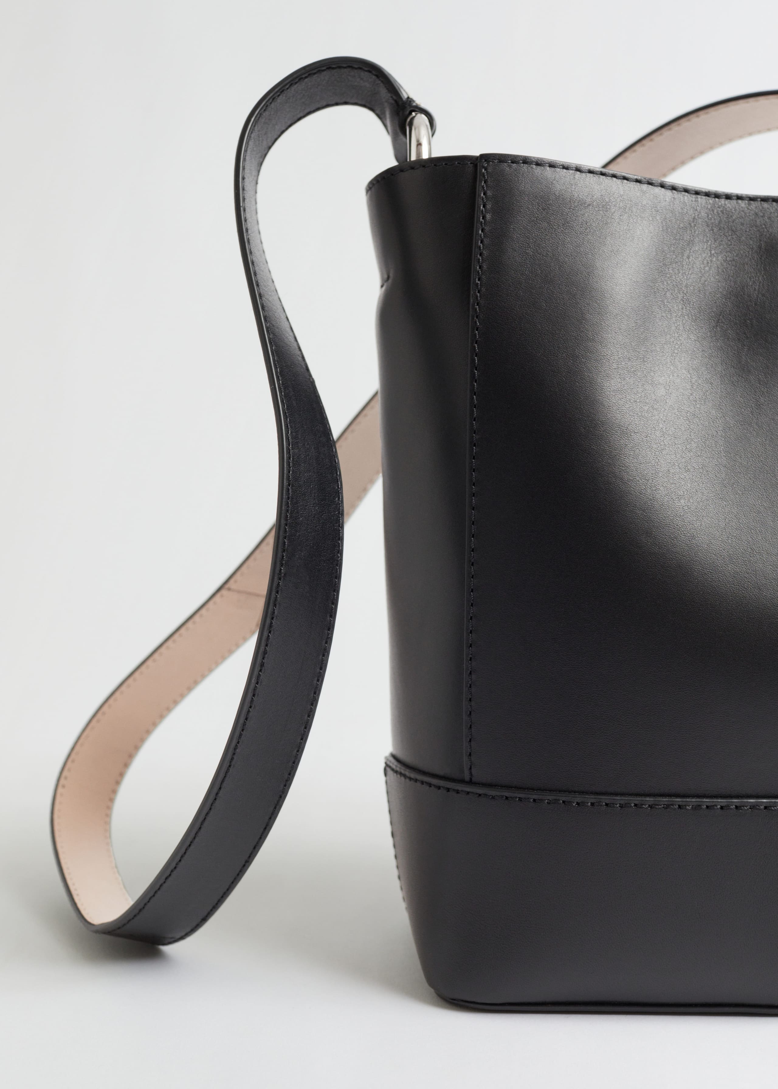 Beuteltasche aus Leder mit Akzenten - {{variantName}} - Beschreibendes Detail