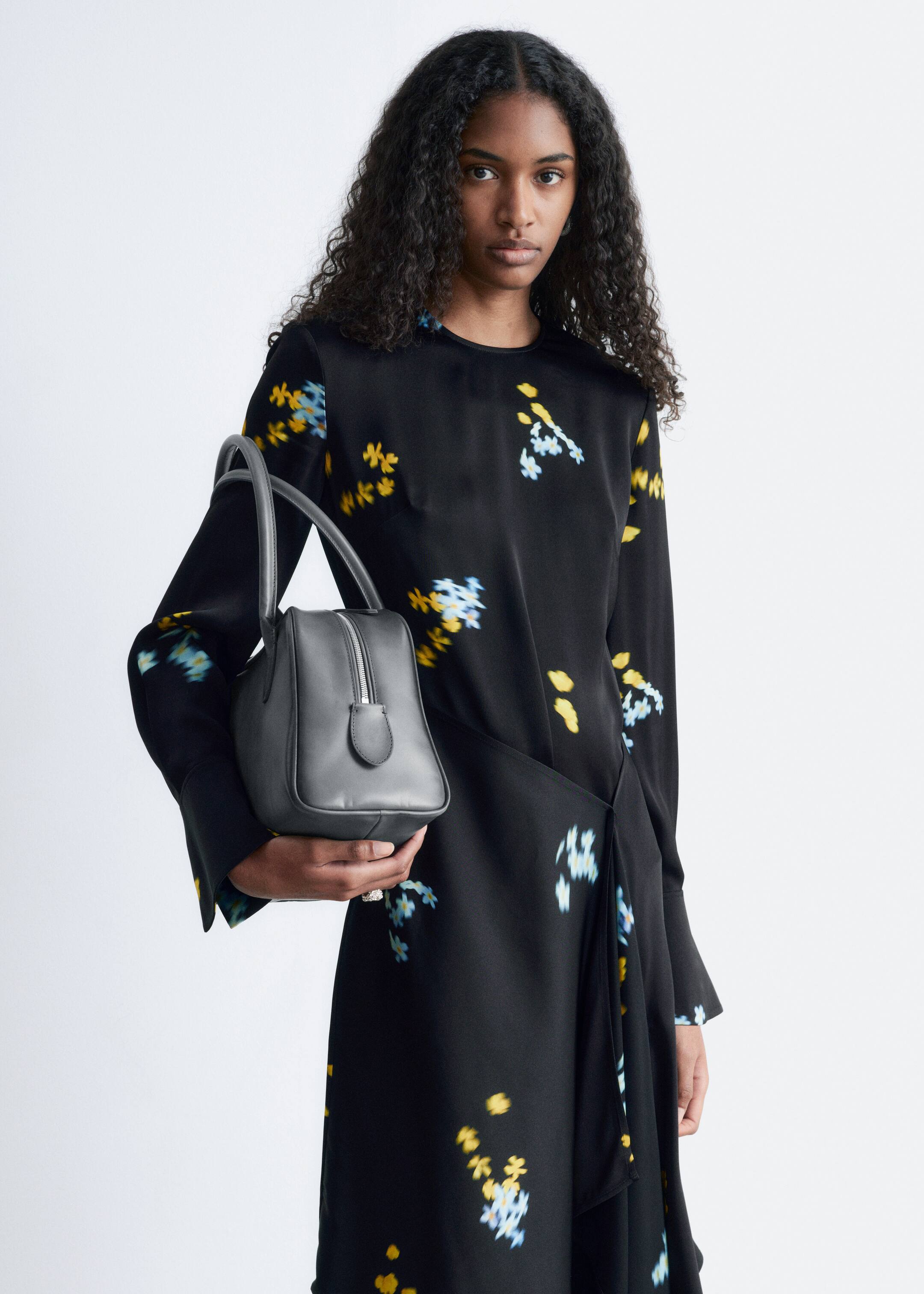 Ver imagem maior: Vestido curto assimétrico de manga comprida - Preto/Floral - SENHORA | H&M PT 2