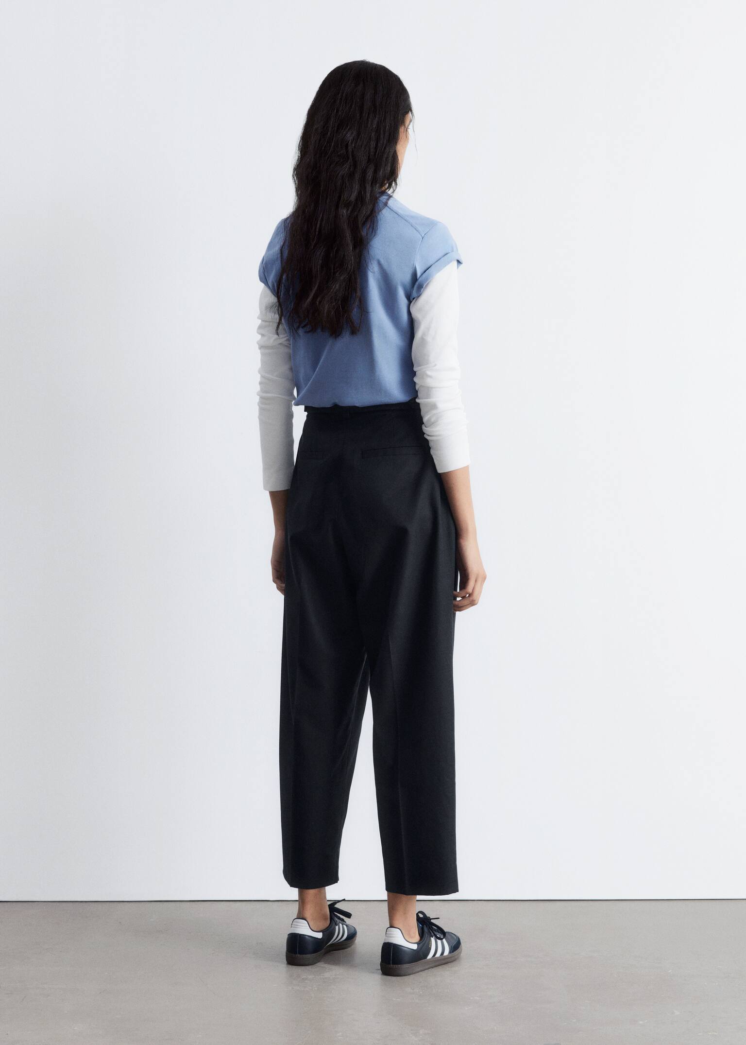 חולצת טי-שירט עם צווארון עגול - כחול אפרפר - 5