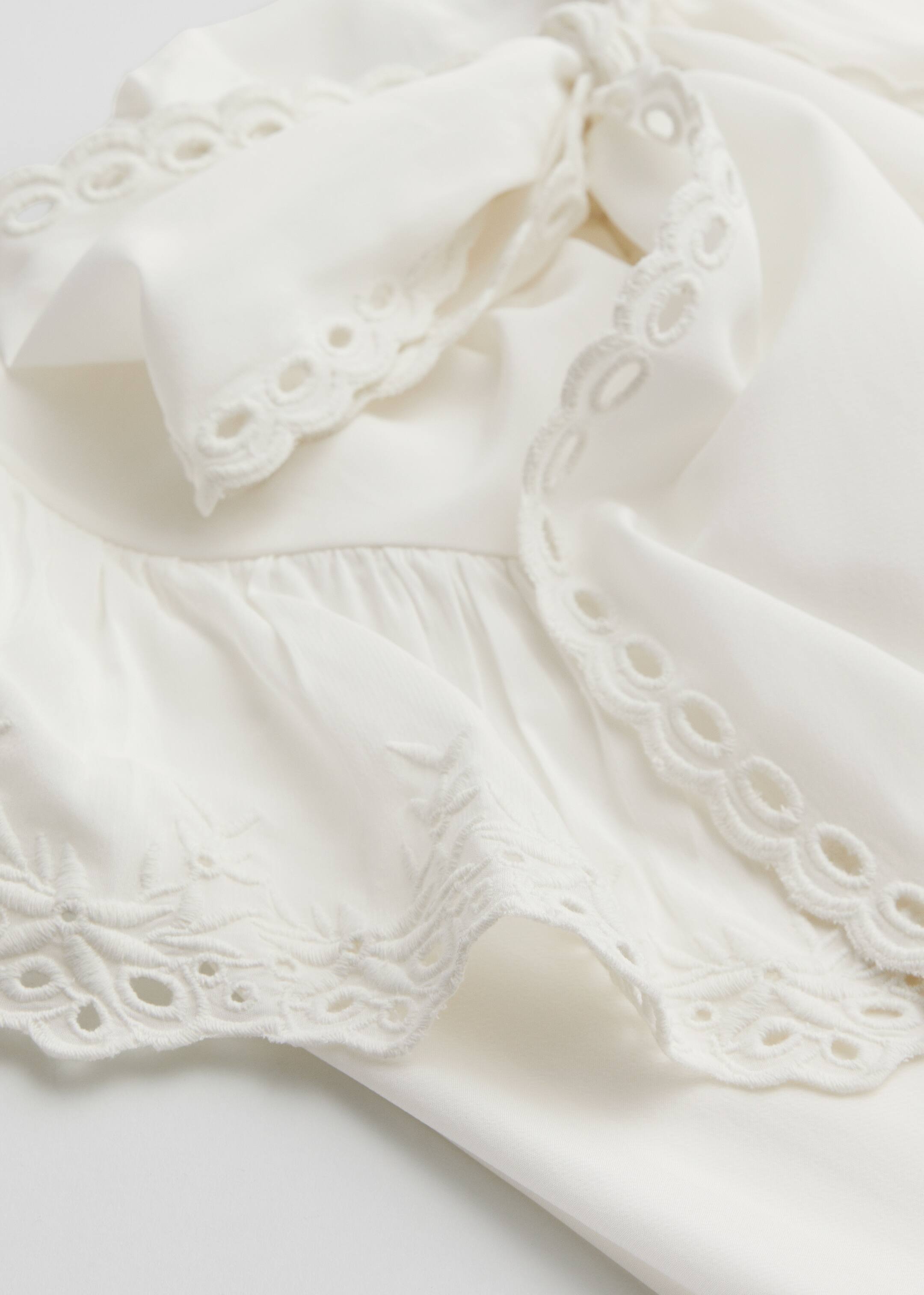 Größeres Bild anzeigen: Bluse mit Rüschen mit Wellenkante - Ivory - Ladies | H&M AT 2