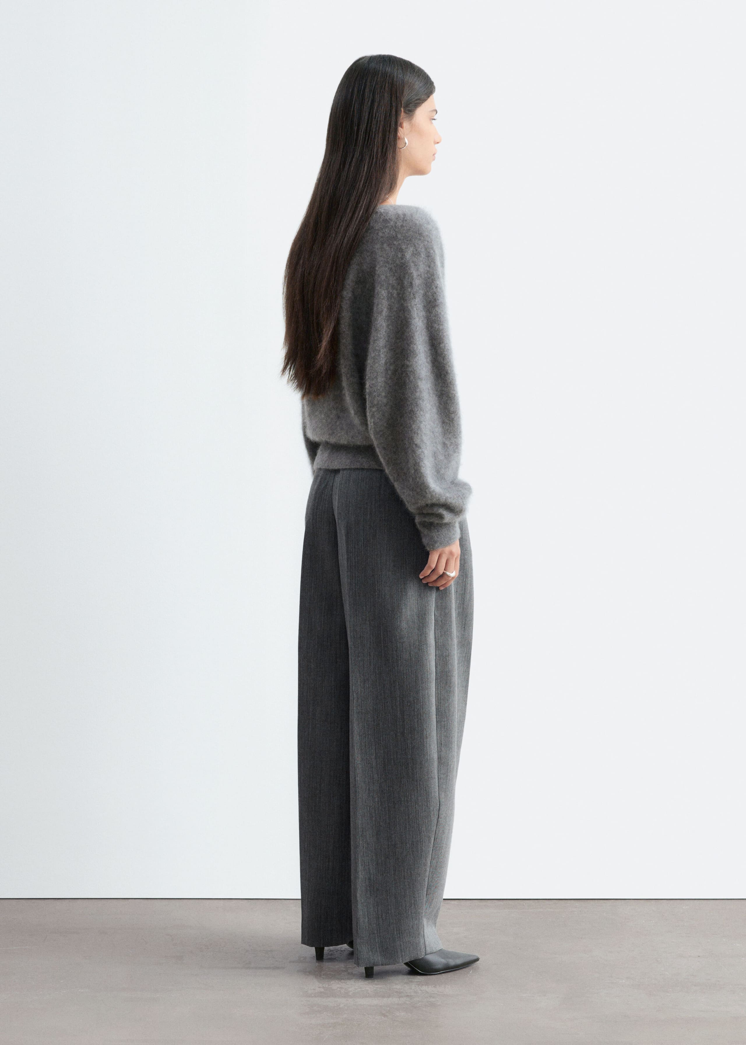 Borstad kashmirtröja med v-ringning – Grå – lookbook