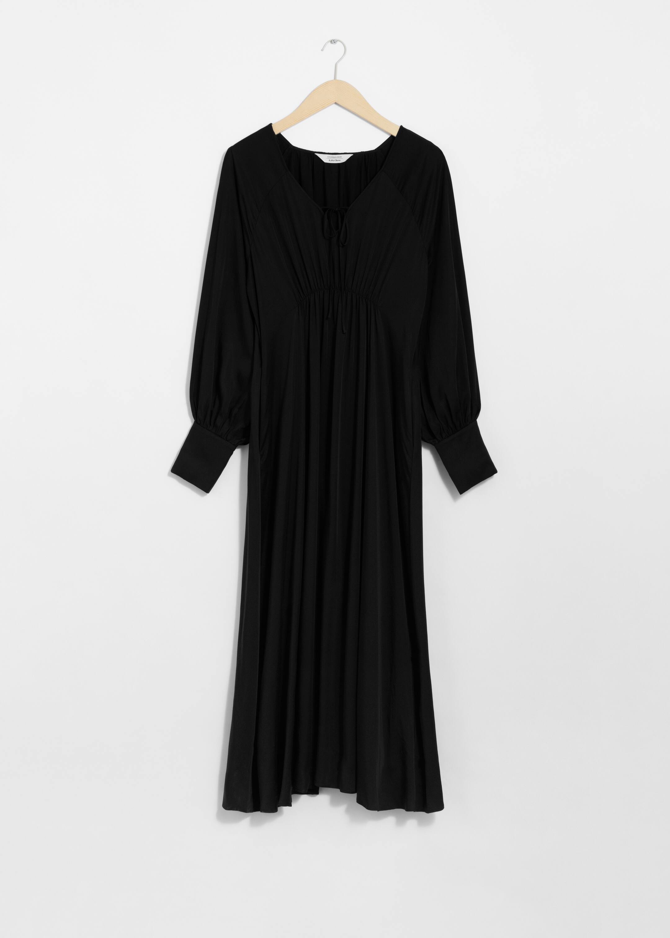 Zobacz większy obraz: Satynowa sukienka midi z wycięciem w szpic - Czarny - ONA | H&M PL 1