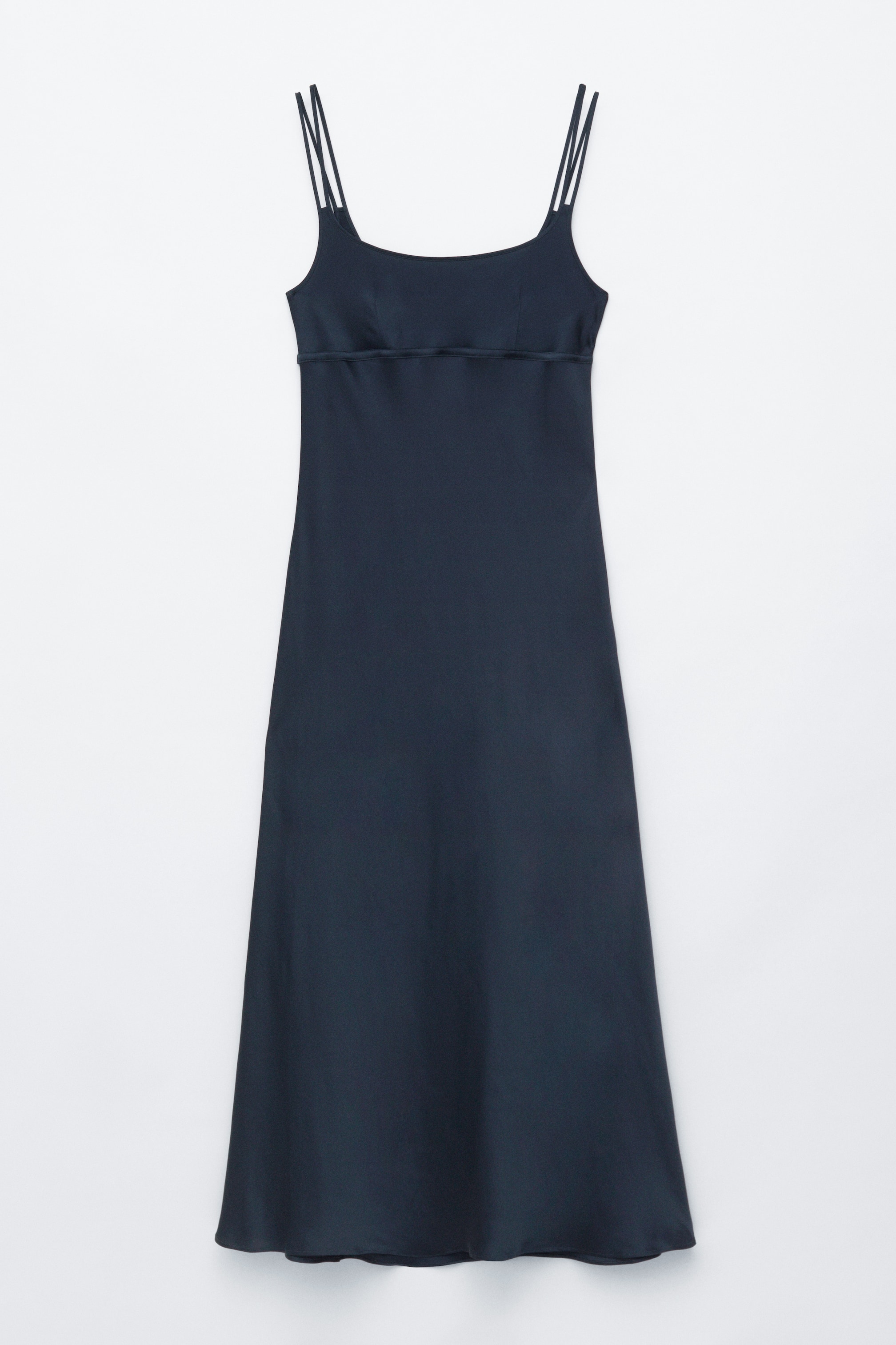 Größeres Bild anzeigen: Ein marineblaues Slip-Kleid wird frontal präsentiert, mit einem quadratischen Ausschnitt und mehreren dünnen Spaghettiträgern auf jeder Schulter. Eine dezente horizontale Naht definiert die Taille, und der glatte Stoff fließt in einer Midi-Länge nach unten.