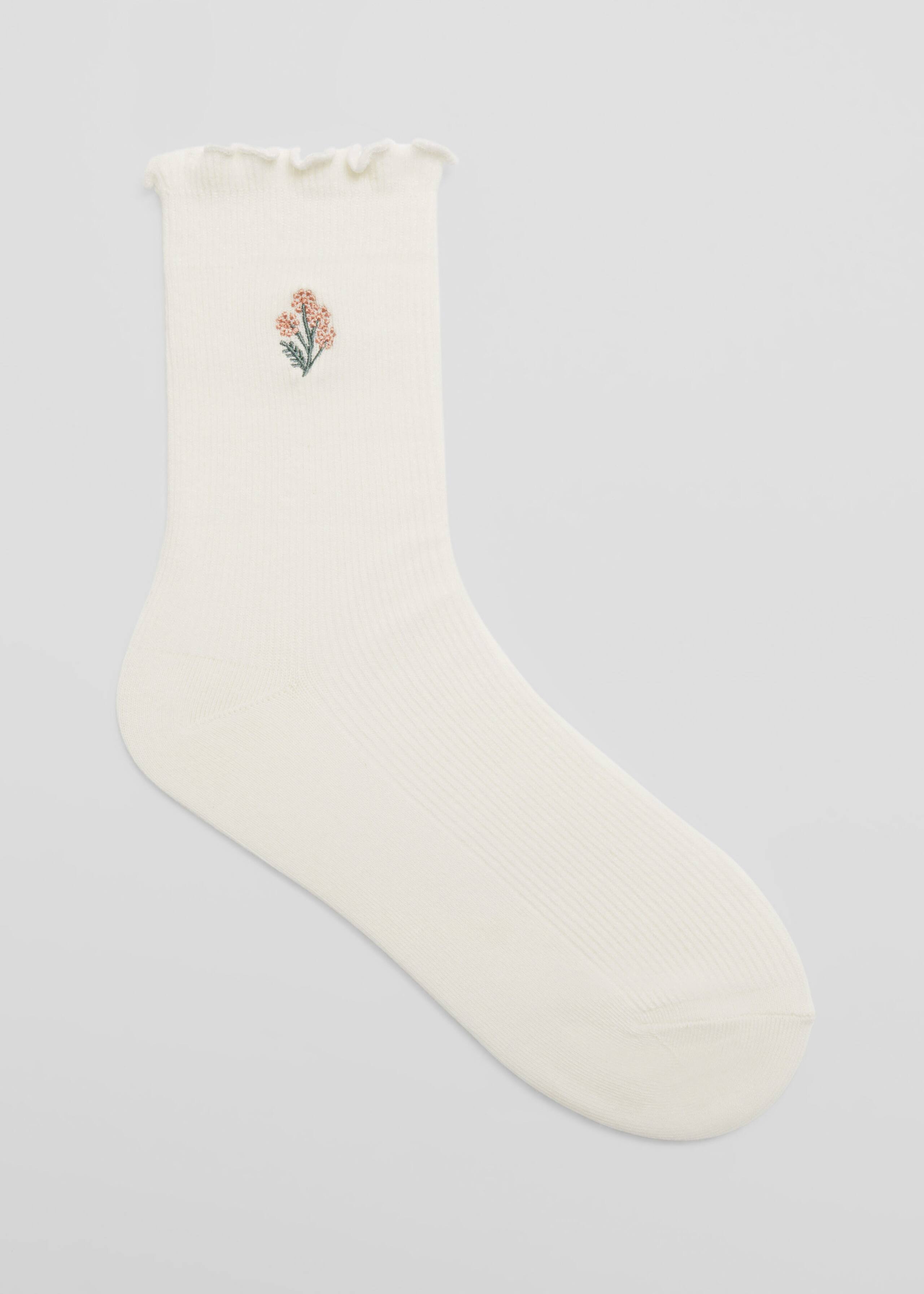 Haftowane skarpetki z falbanką – Czerwone serce – Martwa natura