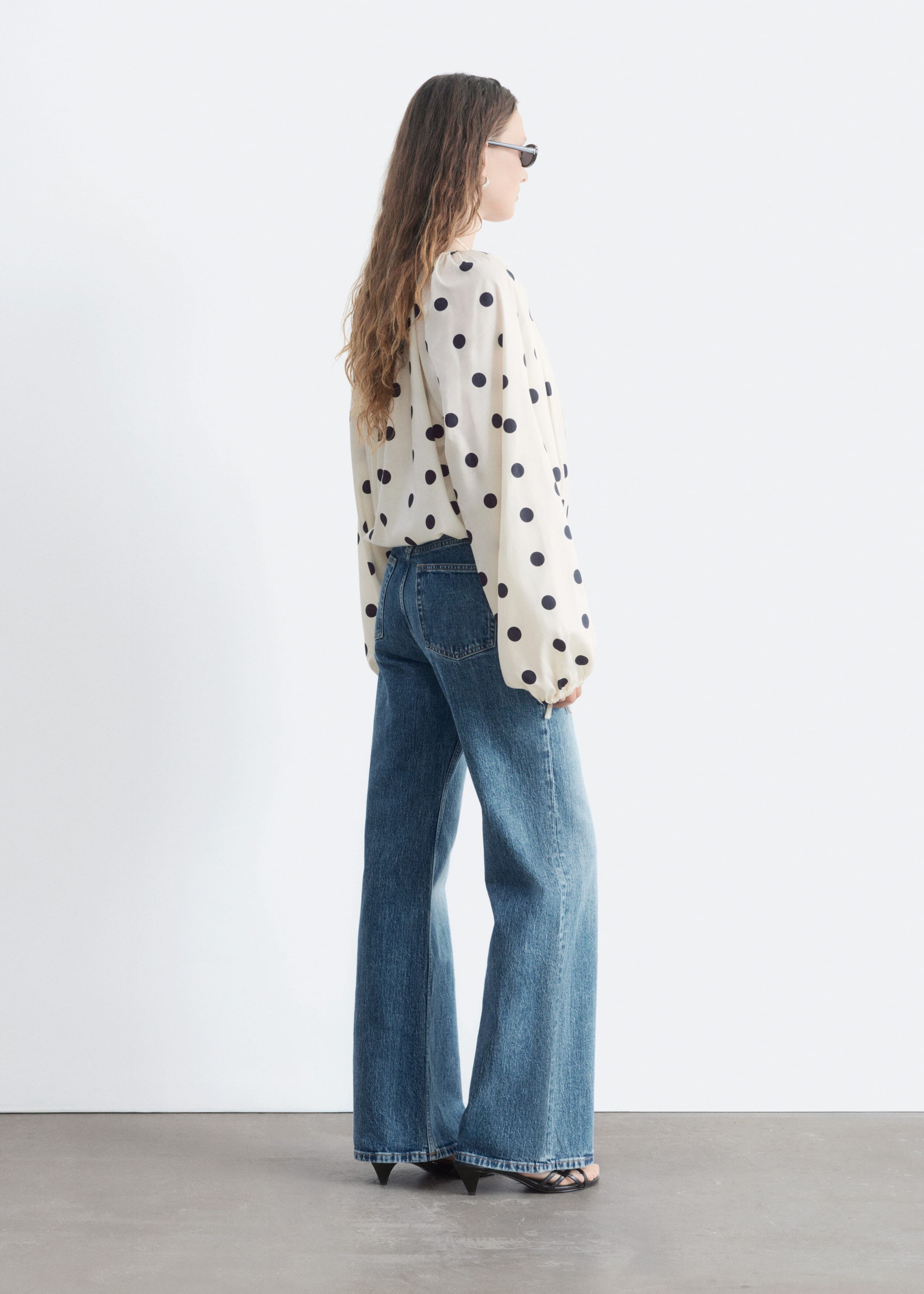 Wickelbluse aus Baumwolle - White/Black Dots - Stillleben
