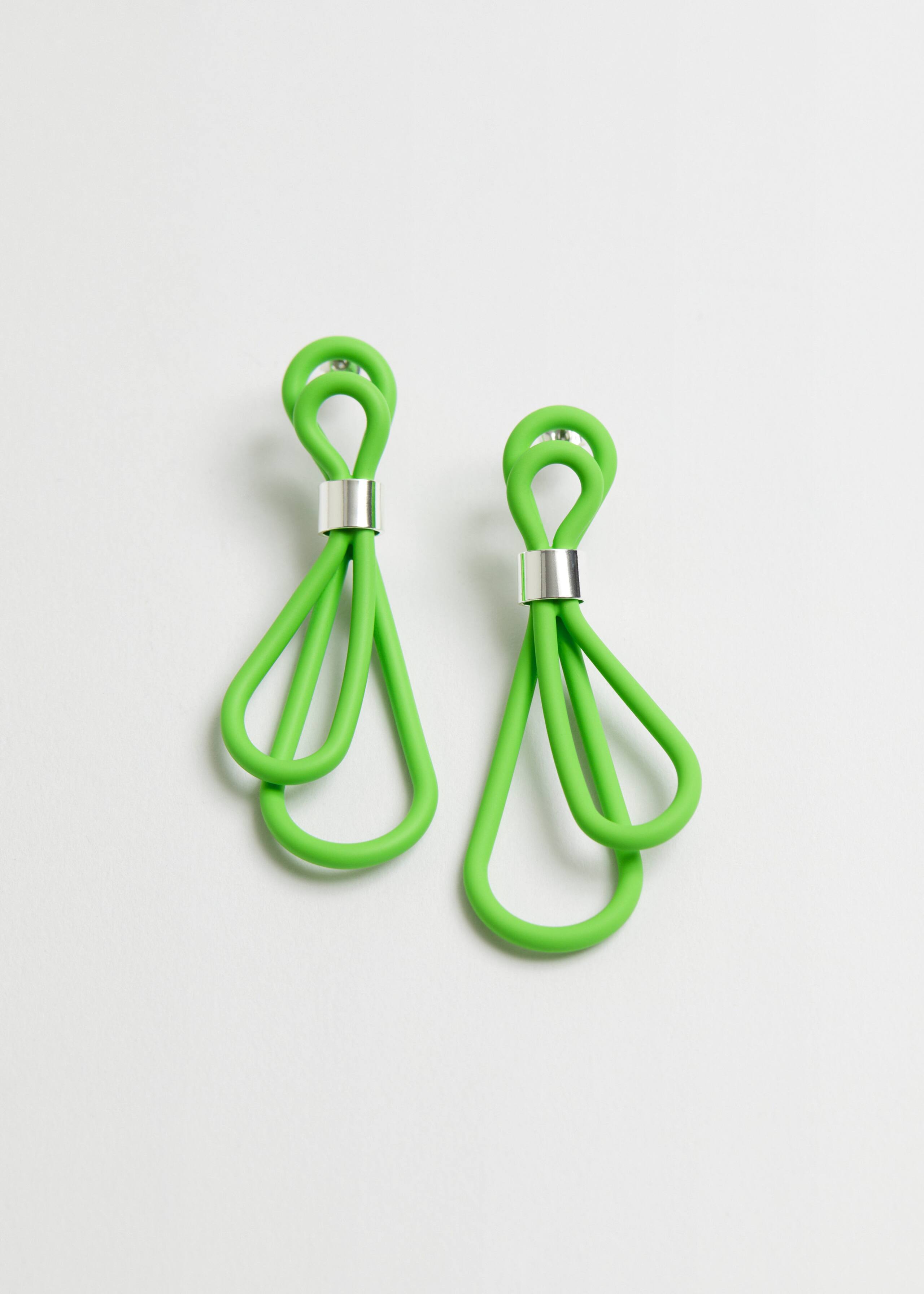 Gewundene Ohrringe in Drahtoptik - Limette - Stillleben