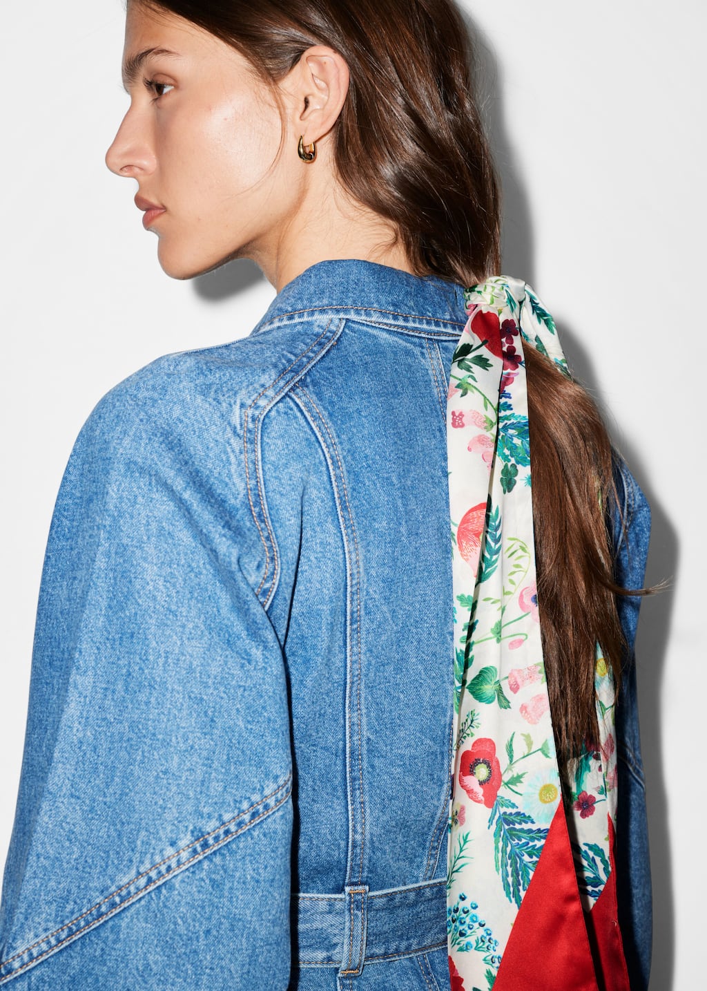Foulard fin à motif fleuri - Motif fleuri rouge - Lookbook