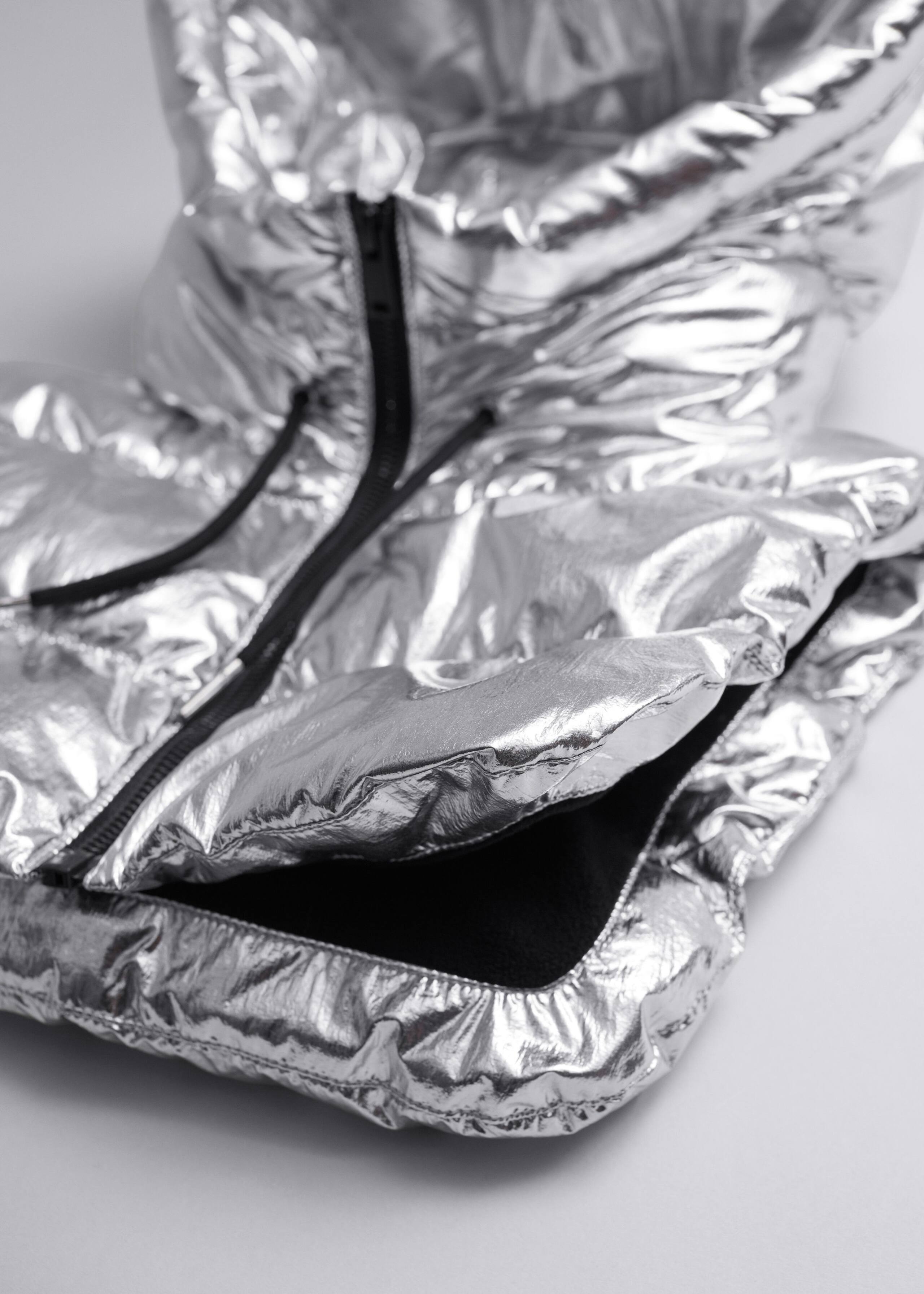 Capucha acolchada - {{variantName}} - Detalle descriptivo