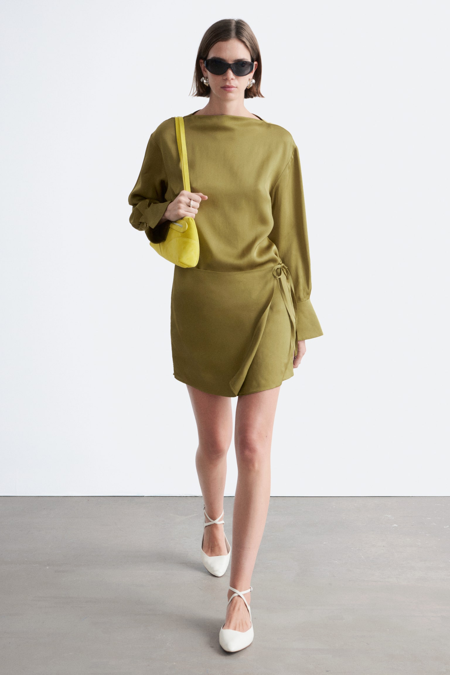 Minikjole i satin med bindebånd - Grøn/Mørkebrun/hvide prikker - 7