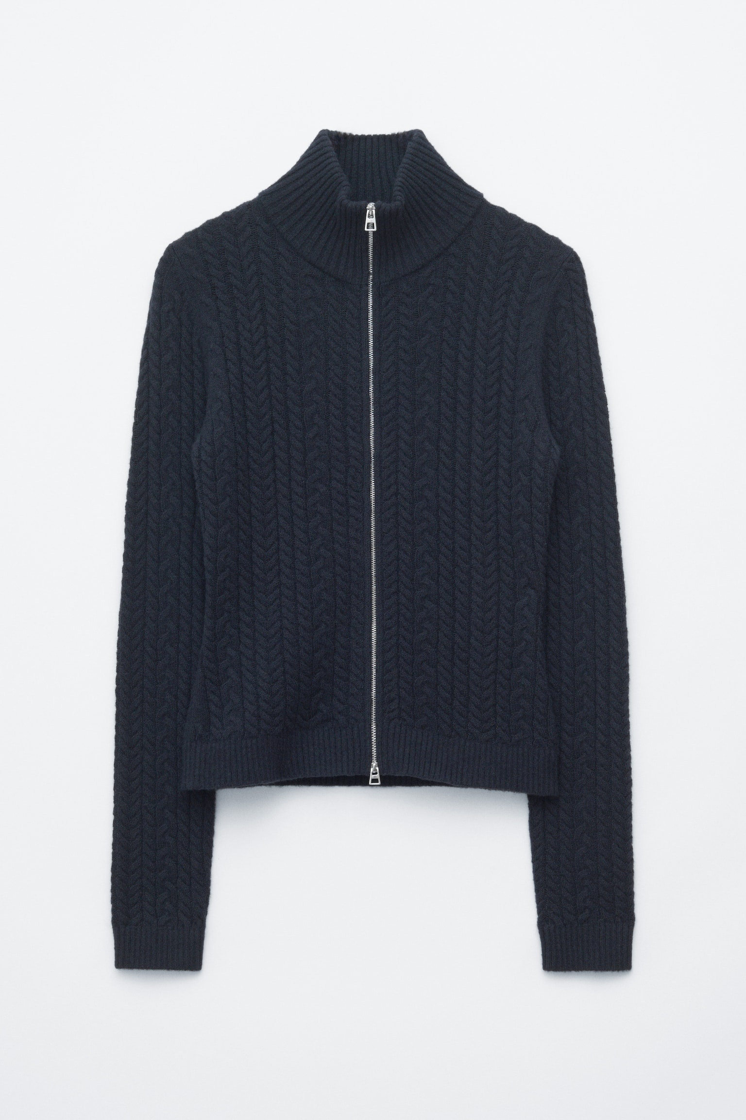 Eine dunkel marineblaue Strickjacke mit Zopfmuster ist von vorne zu sehen und zeigt einen silberfarbenen FrontreiÃverschluss sowie einen hohen, doppellagigen gerippten Kragen. Das Slim-Fit-Design verfÃ¼gt Ã¼ber ein gemischtes Zopfmuster im gesamten Rumpf und an den langen Ãrmeln, abgerundet durch einen gerippten Saum und gerippte BÃ¼ndchen.
