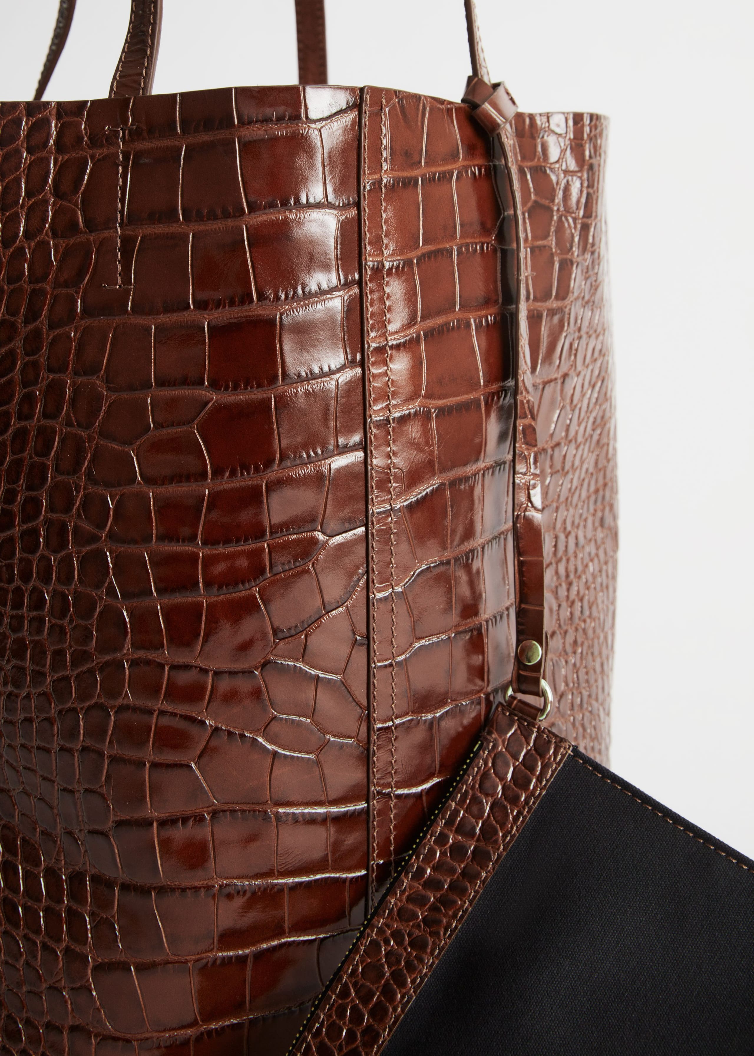 Leder-Tragetasche mit Krokoprägung - {{variantName}} - Beschreibendes Detail