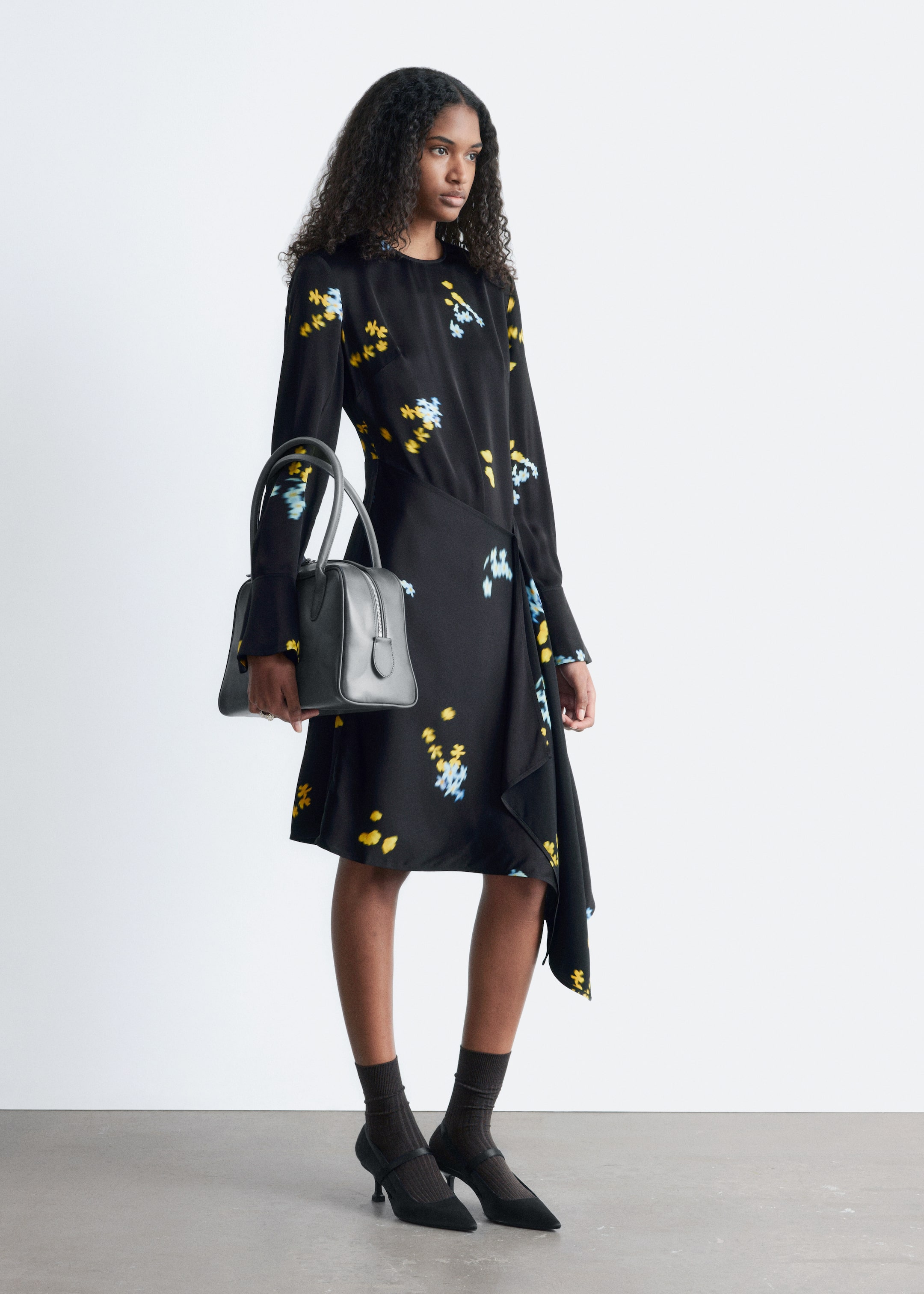 Ver imagem maior: Vestido curto assimétrico de manga comprida - Preto/Floral - SENHORA | H&M PT 1