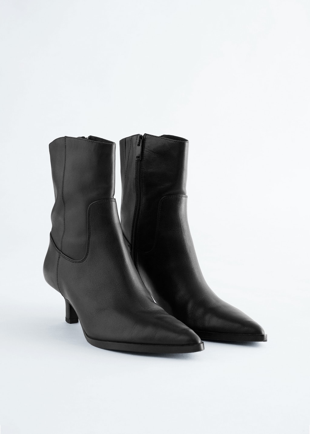 Image of Ankle Boots aus Veloursleder mit Kitten-Heel