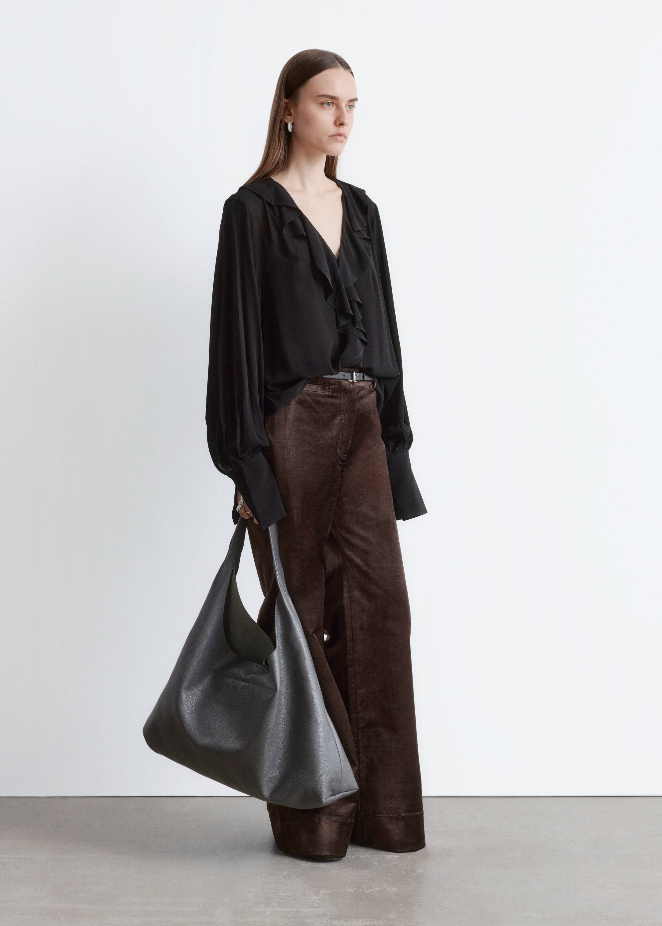 Visualizza immagine più grande: Pantaloni svasati in velluto - Marrone scuro - DONNA | H&M IT 4