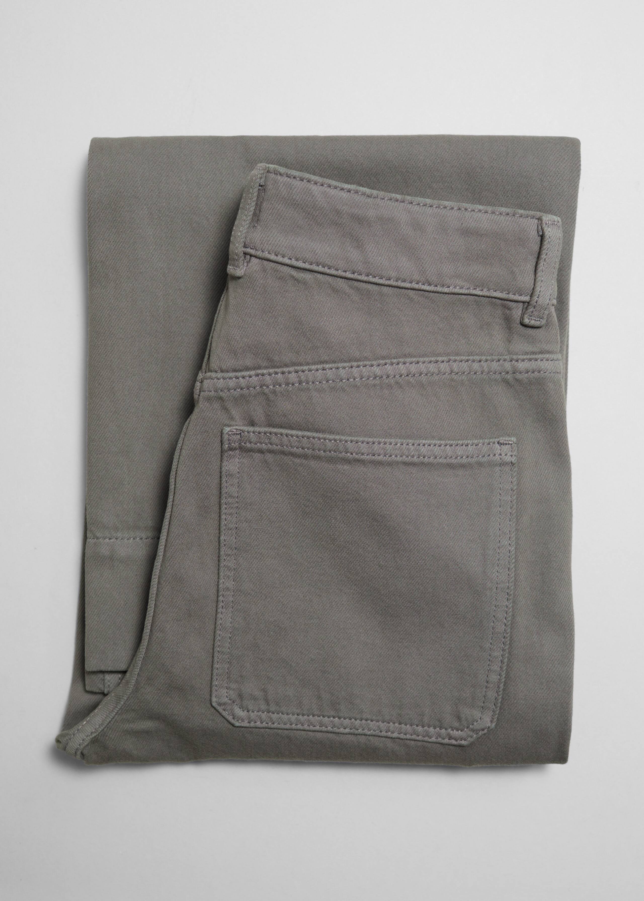 Verkürzte Jeans mit geradem Bein - {{variantName}} - Beschreibendes Detail