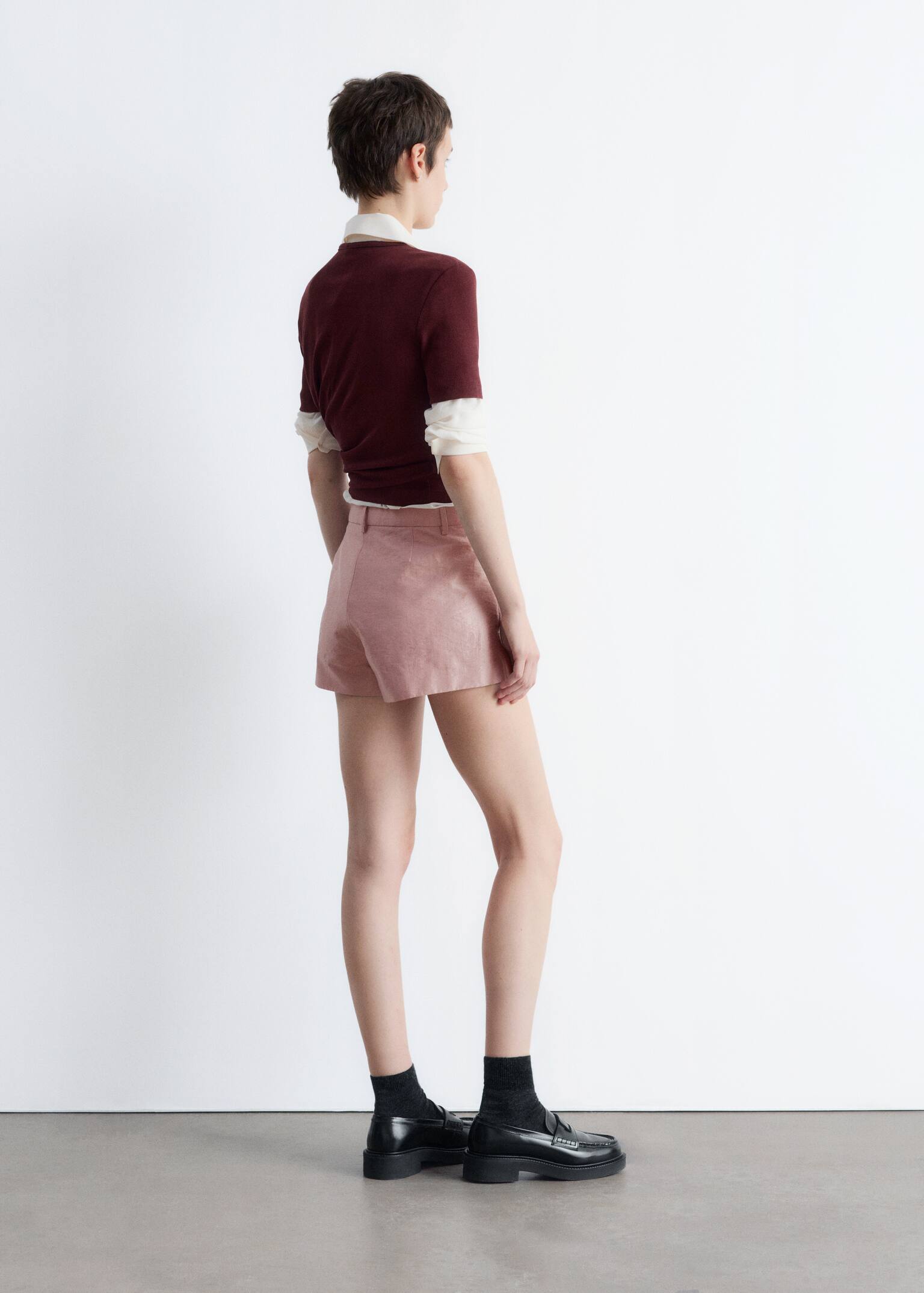 Satin Mini Shorts - Pudrově růžová halenka s volánky a výstřihem do V - 3