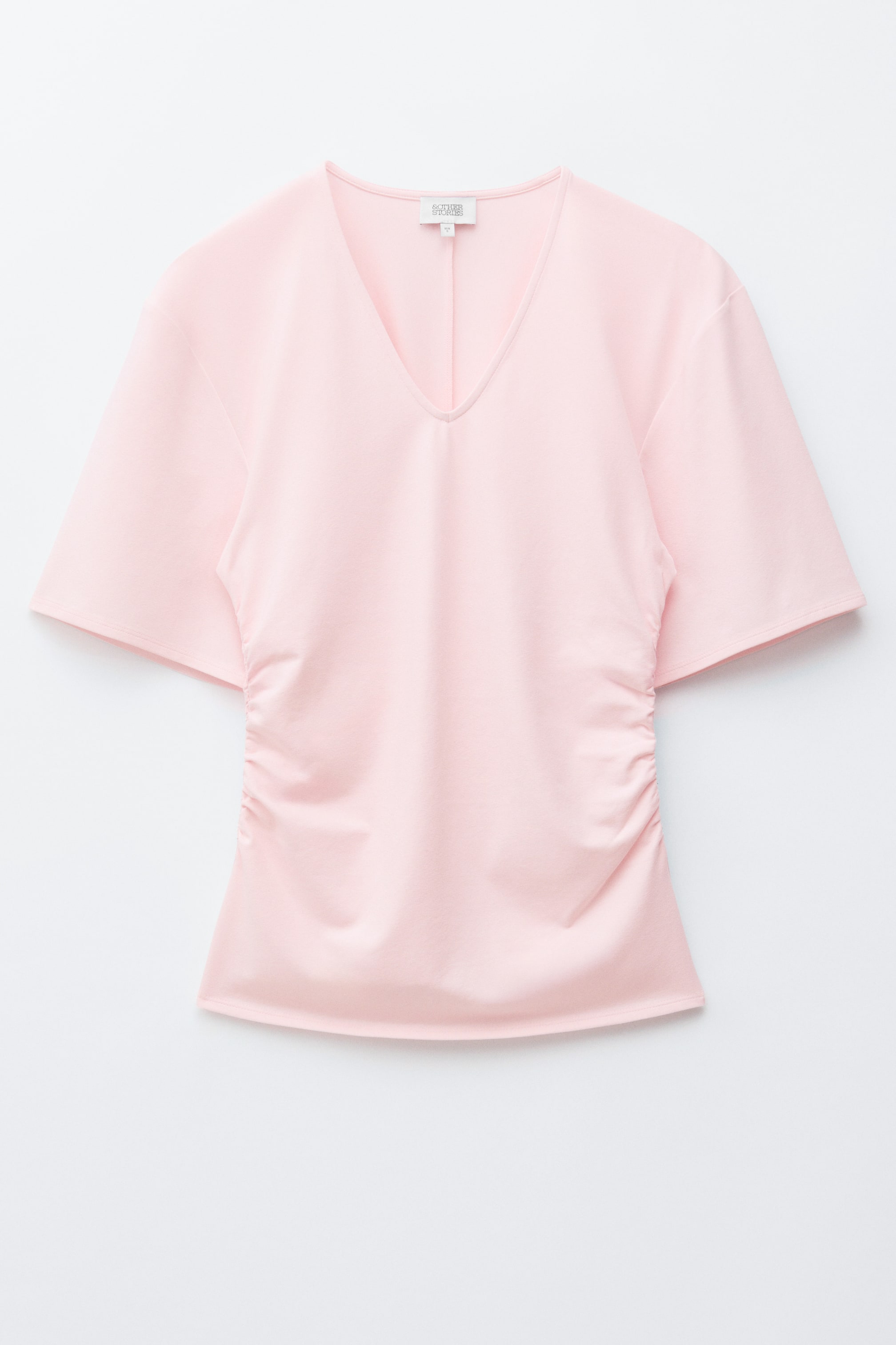 Visa större bild: En rosa V-ringad t-shirt visas framifrån, med en normal passform, generösa korta ärmar och rynkor vid sidosömmarna.