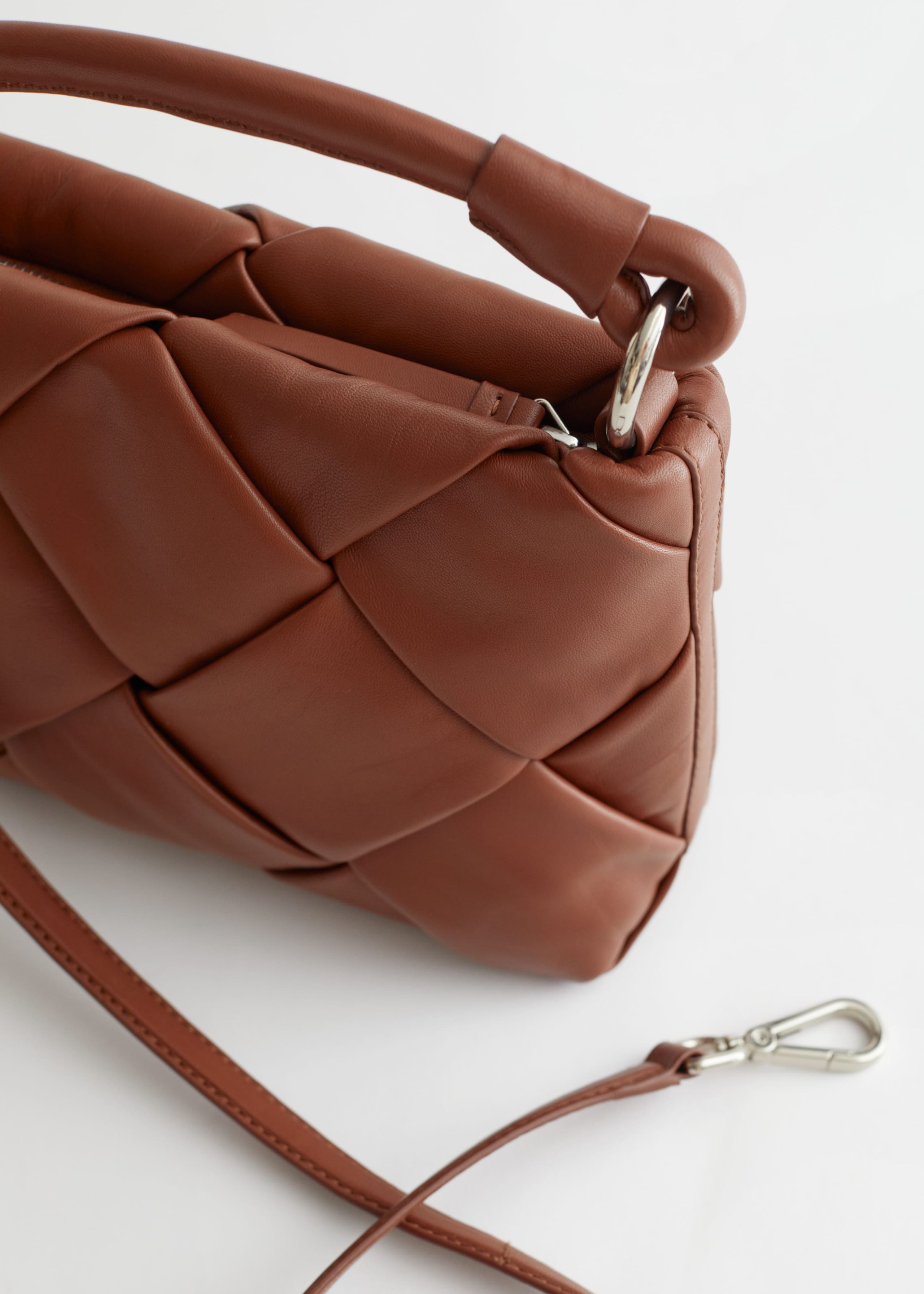 BraidedLeatherCrossbodyBag - {{variantName}} - Descrizione dettagliata