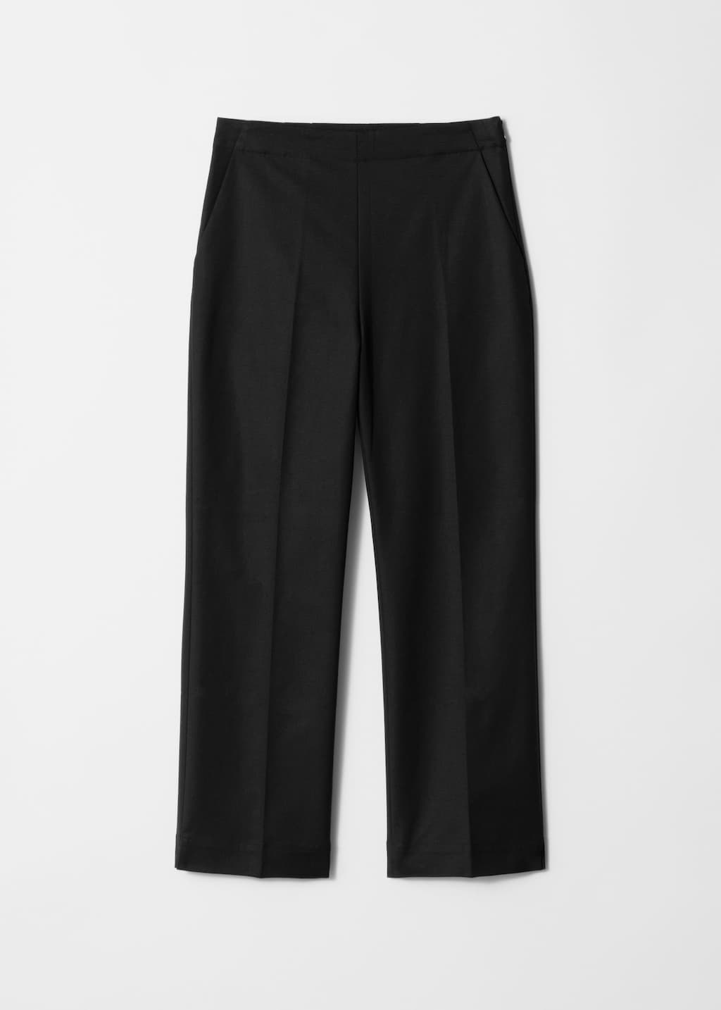 Pantalón slim fit con pliegues marcados