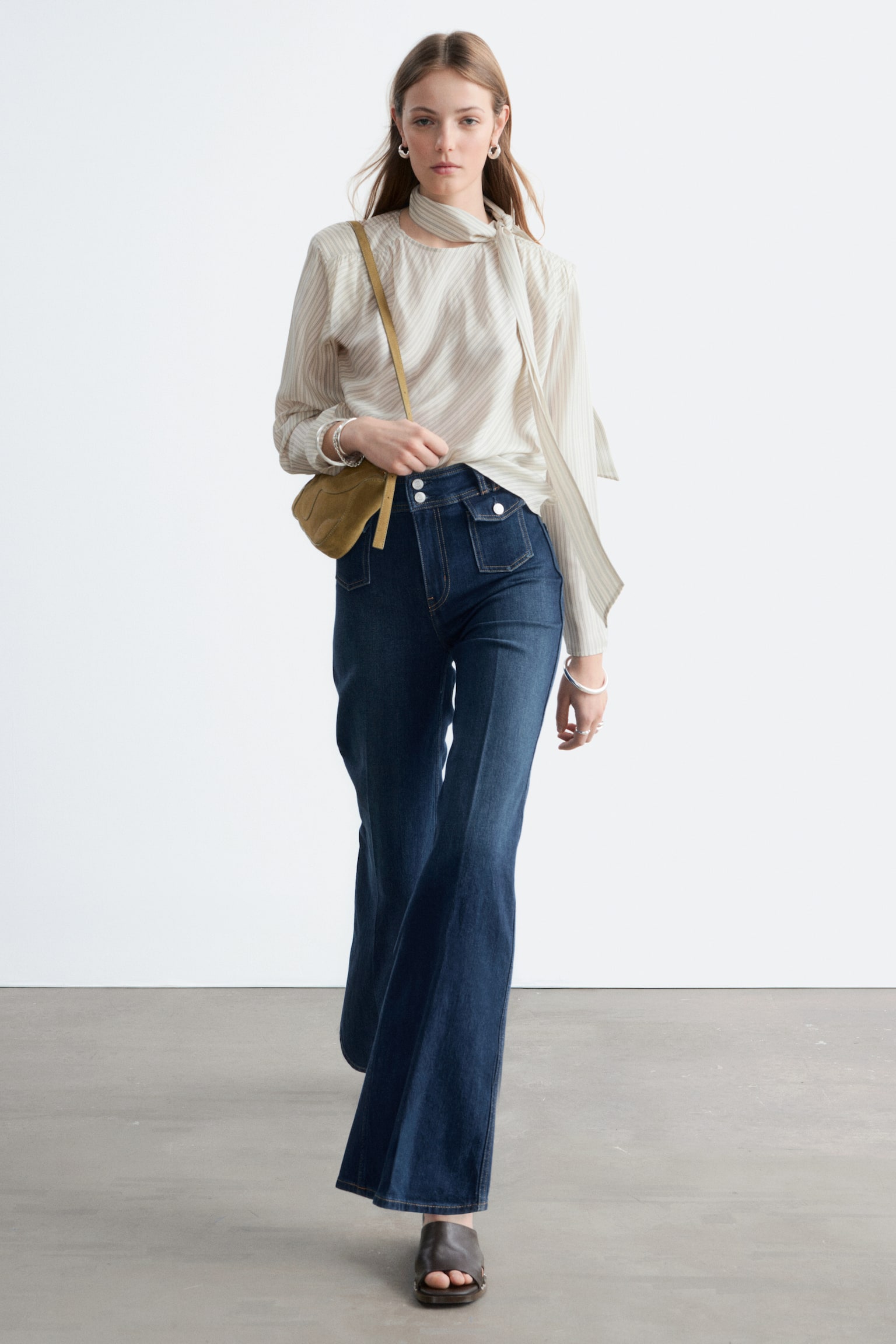 Vaqueros acampanados con pliegues marcados - Azul medio lavado/Negro - 8